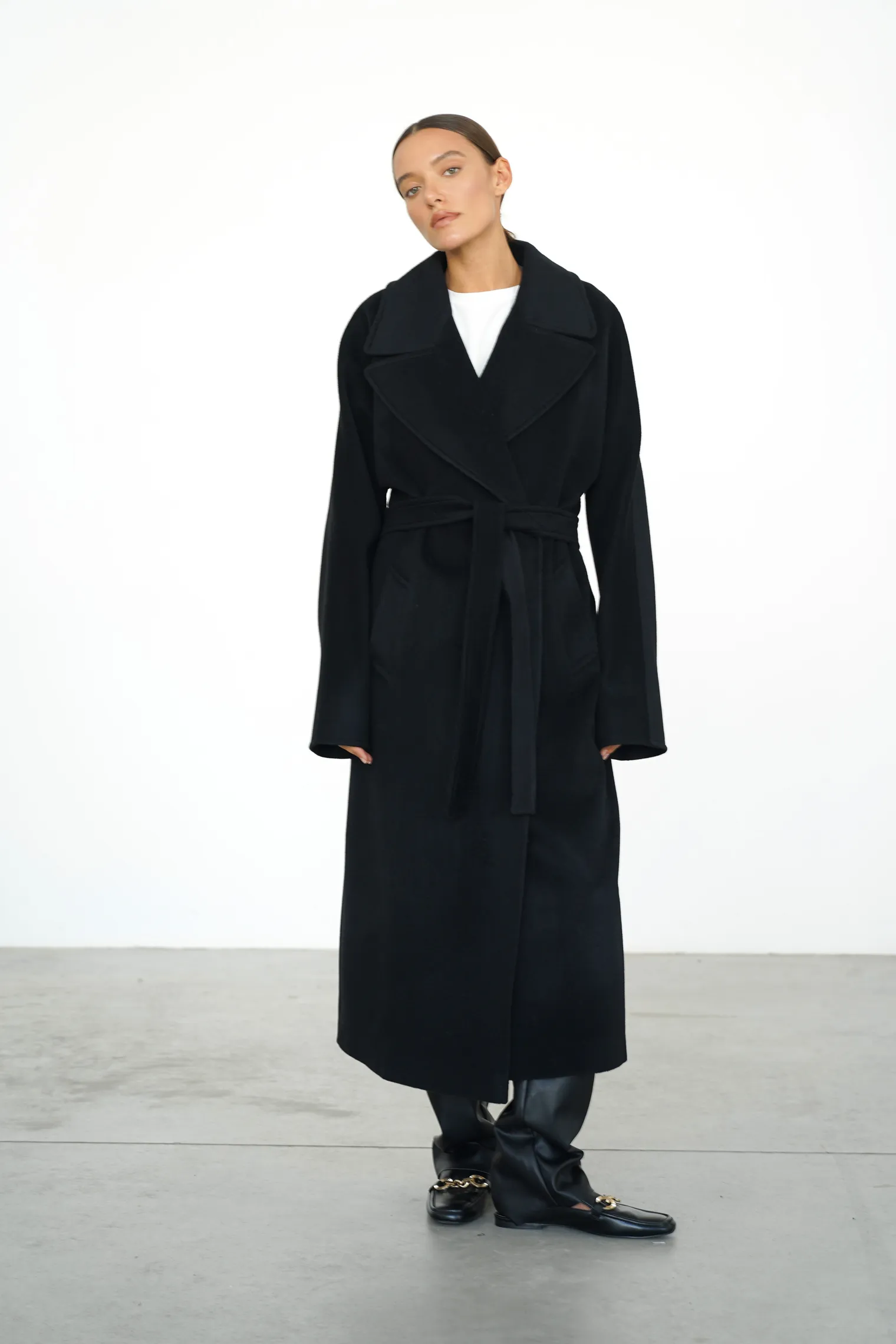 Пальто-халат с цельнокройным рукавом чёрного цвета фото 3