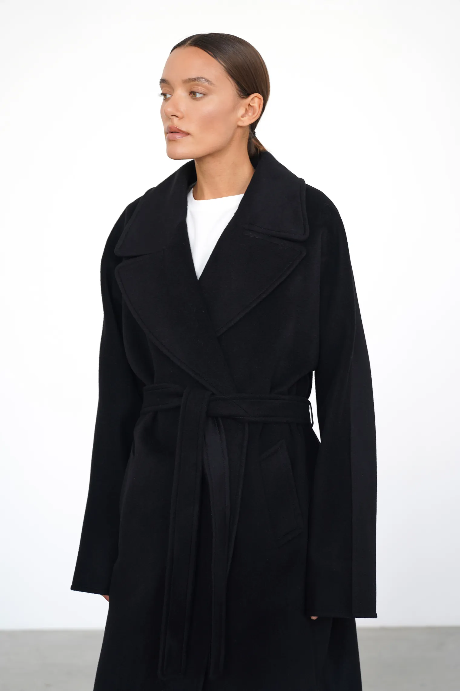 Пальто-халат с цельнокройным рукавом чёрного цвета фото 5