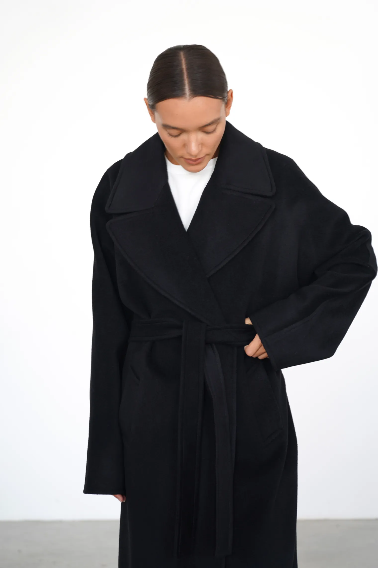 Пальто-халат с цельнокройным рукавом чёрного цвета фото 7