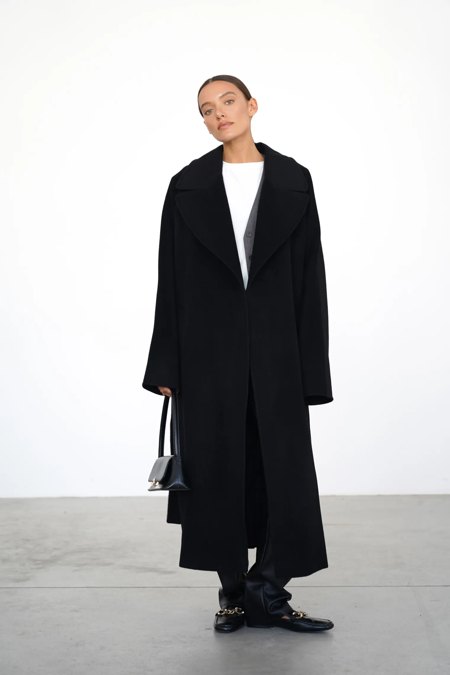 Пальто-халат с цельнокройным рукавом чёрного цвета фото 1