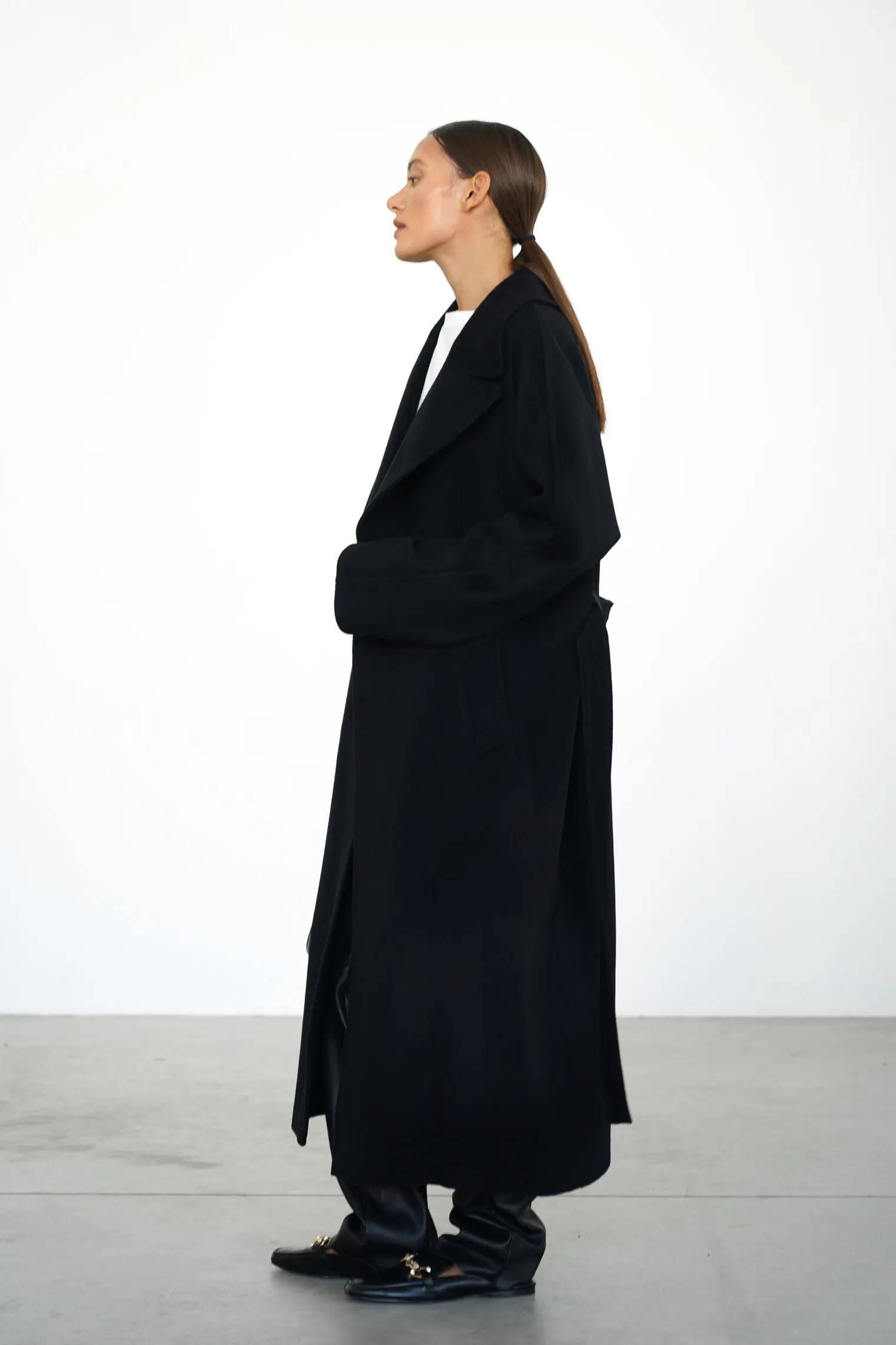 Пальто-халат с цельнокройным рукавом чёрного цвета фото 6