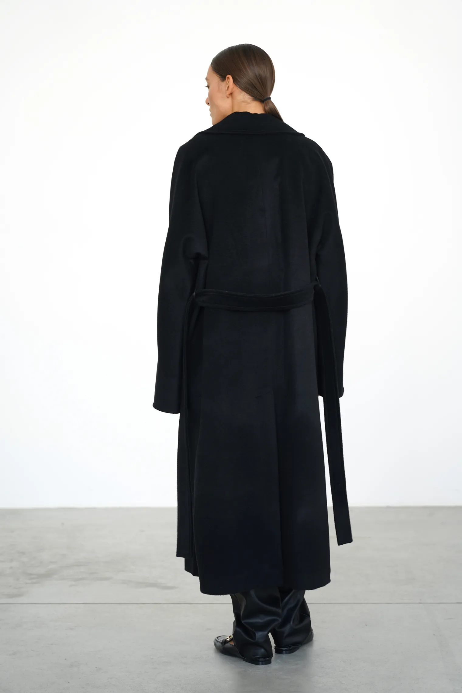 Пальто-халат с цельнокройным рукавом чёрного цвета фото 4