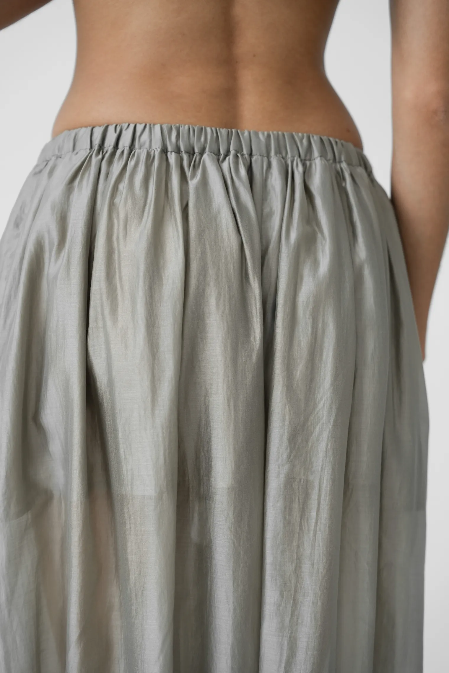 Брюки на резинке с кармнами из прозрачной ткани бежевого цвета фото 5