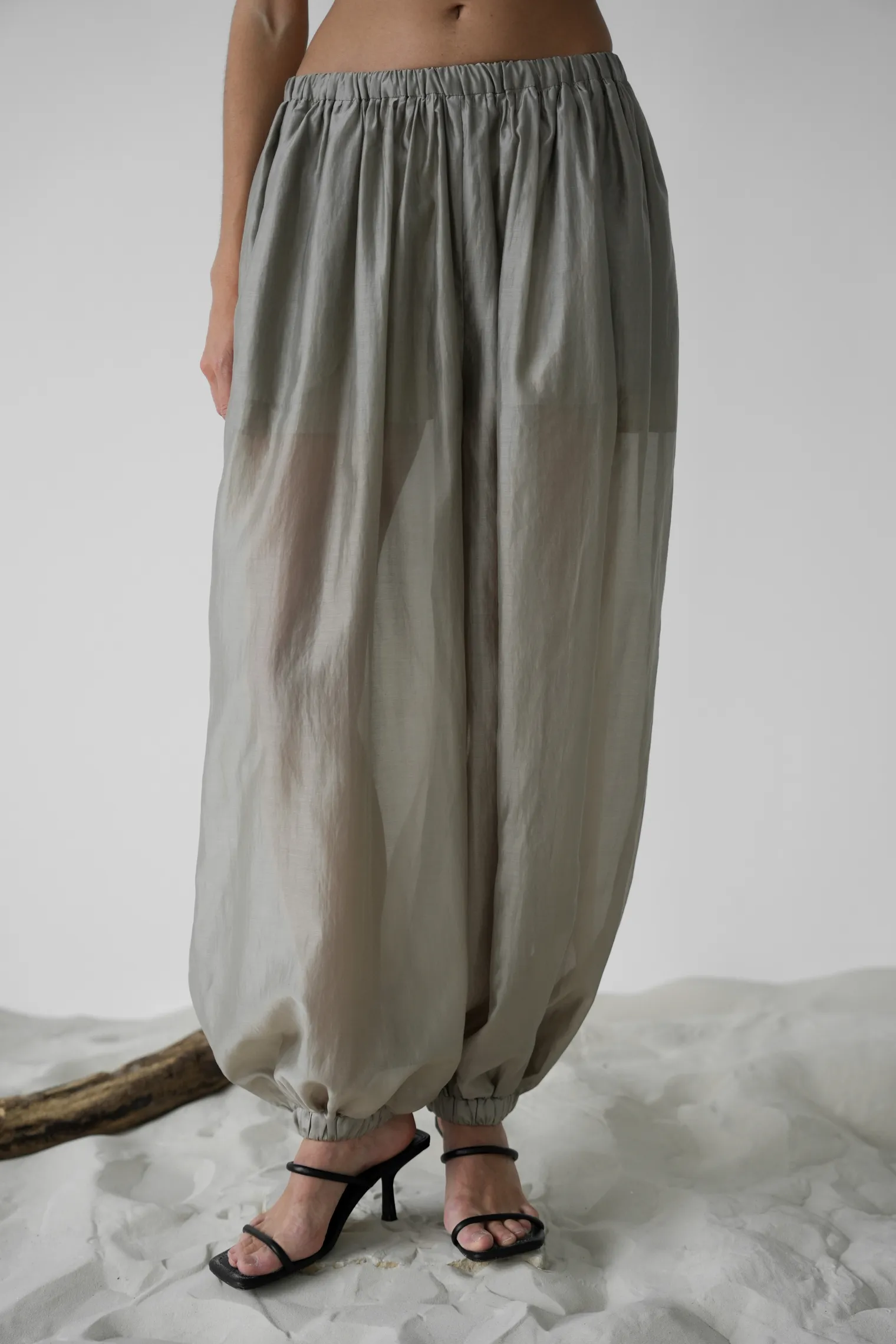 Брюки на резинке с кармнами из прозрачной ткани бежевого цвета фото 3