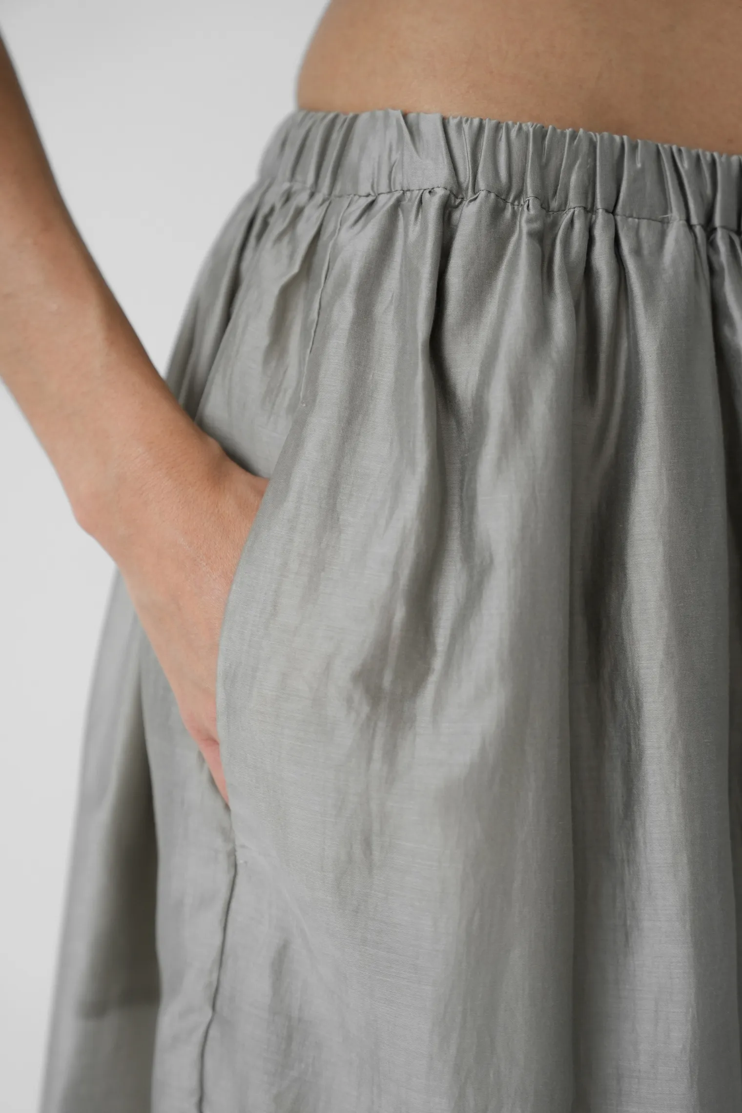 Брюки на резинке с кармнами из прозрачной ткани бежевого цвета фото 2