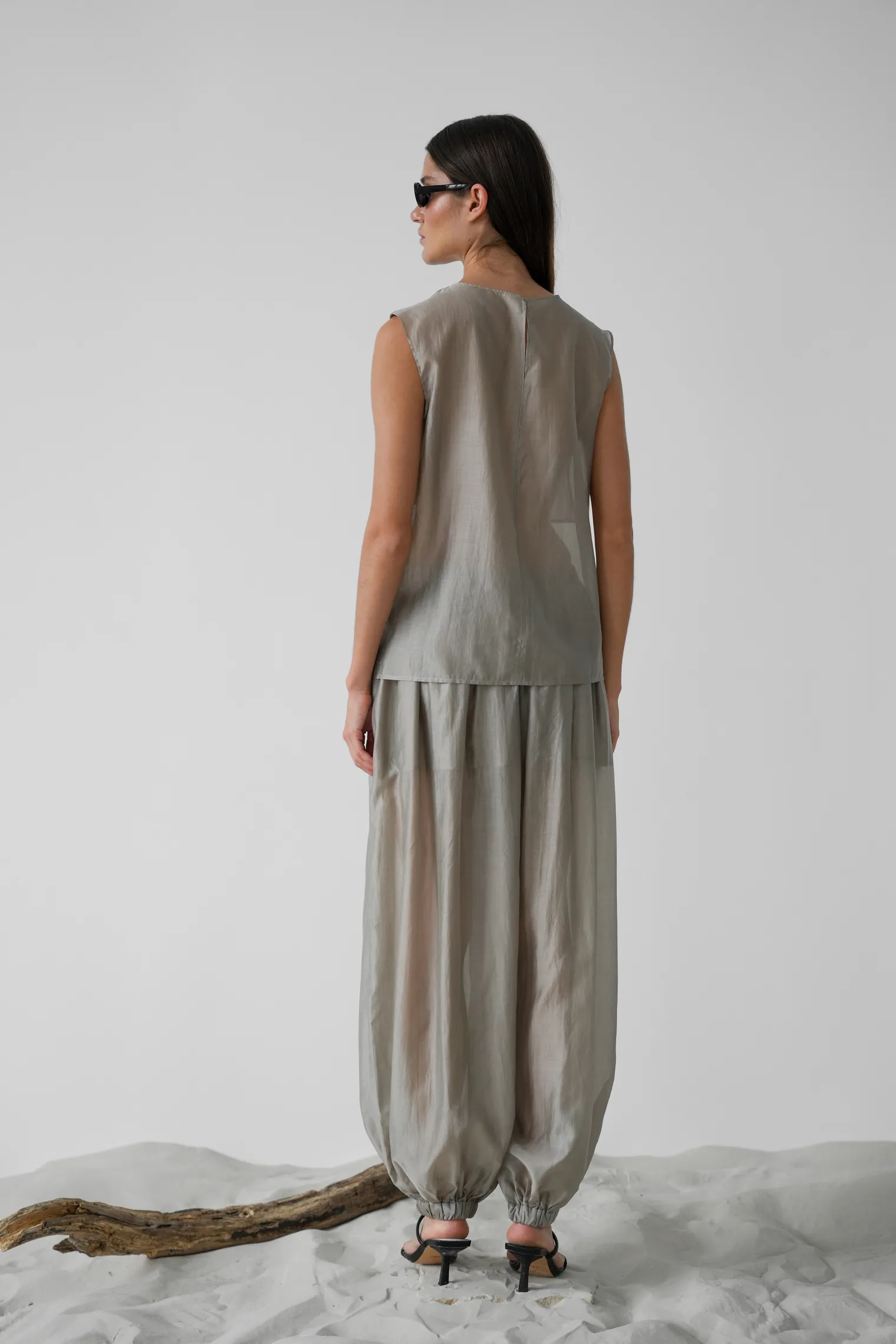 Брюки на резинке с кармнами из прозрачной ткани бежевого цвета фото 4