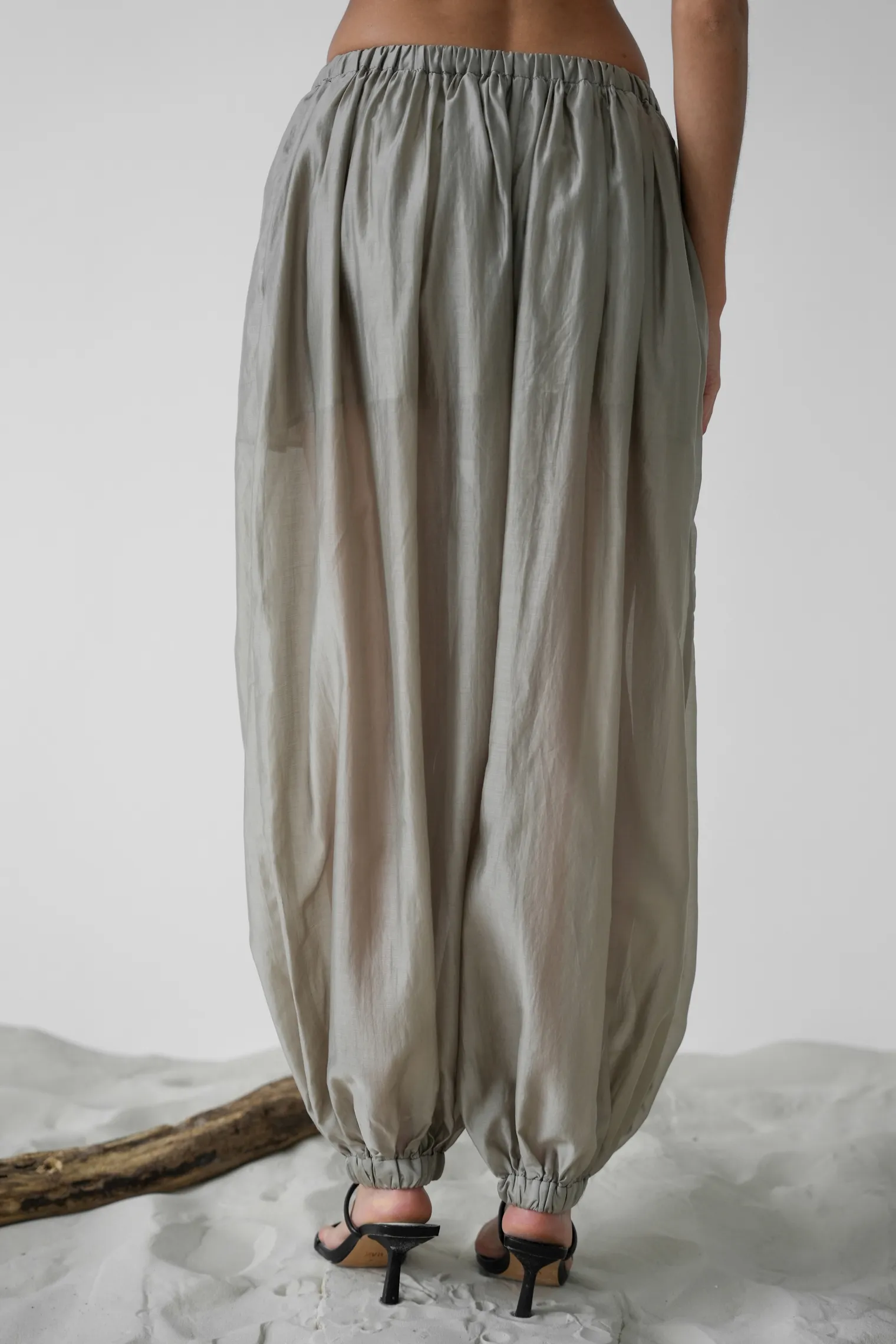 Брюки на резинке с кармнами из прозрачной ткани бежевого цвета фото 6