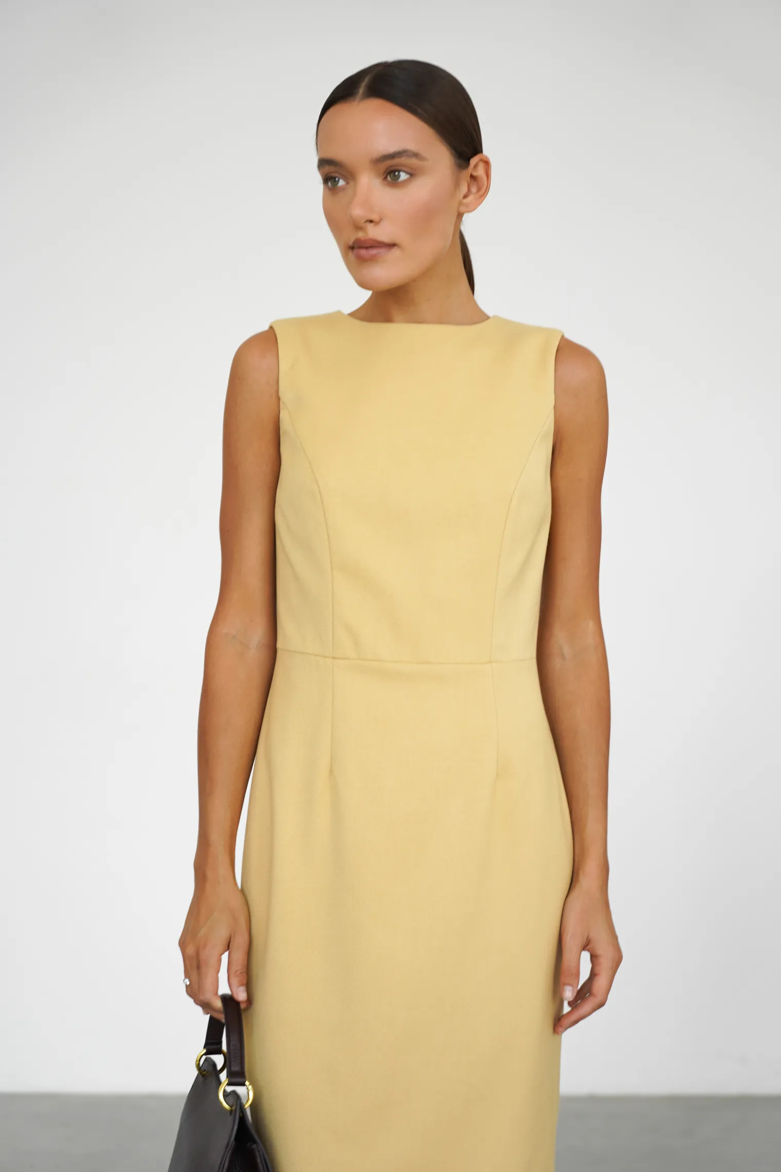 Платье миди без рукавов цвета молочный лимон фото 5