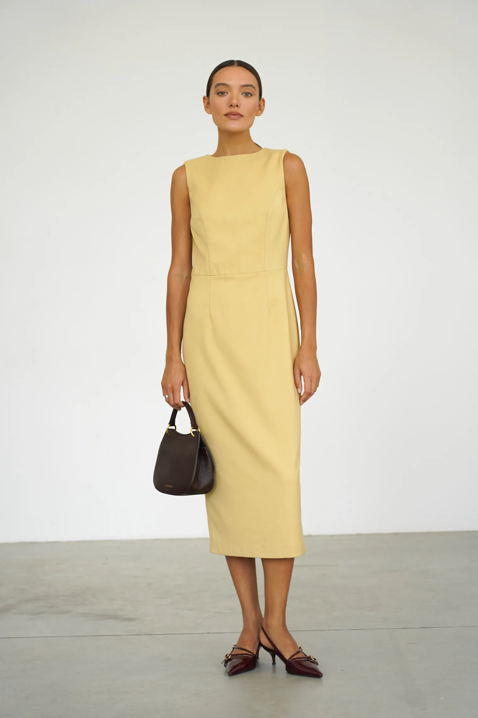 Платье миди без рукавов цвета молочный лимон фото 3