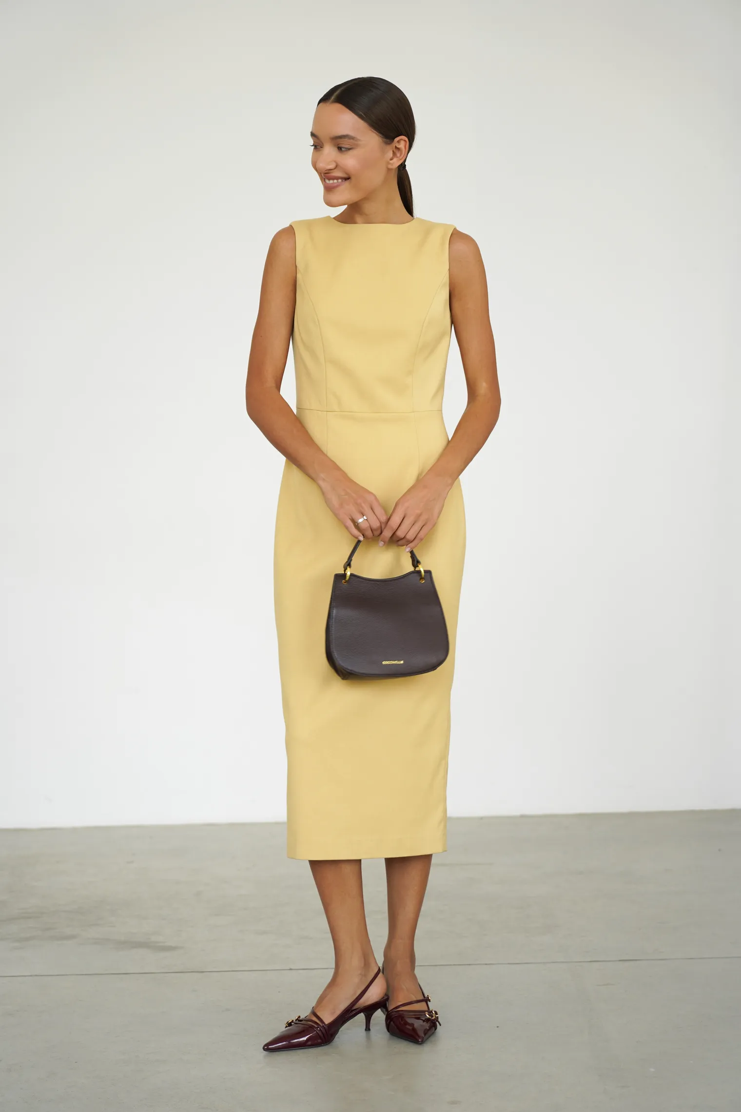 Платье миди без рукавов цвета молочный лимон фото 1