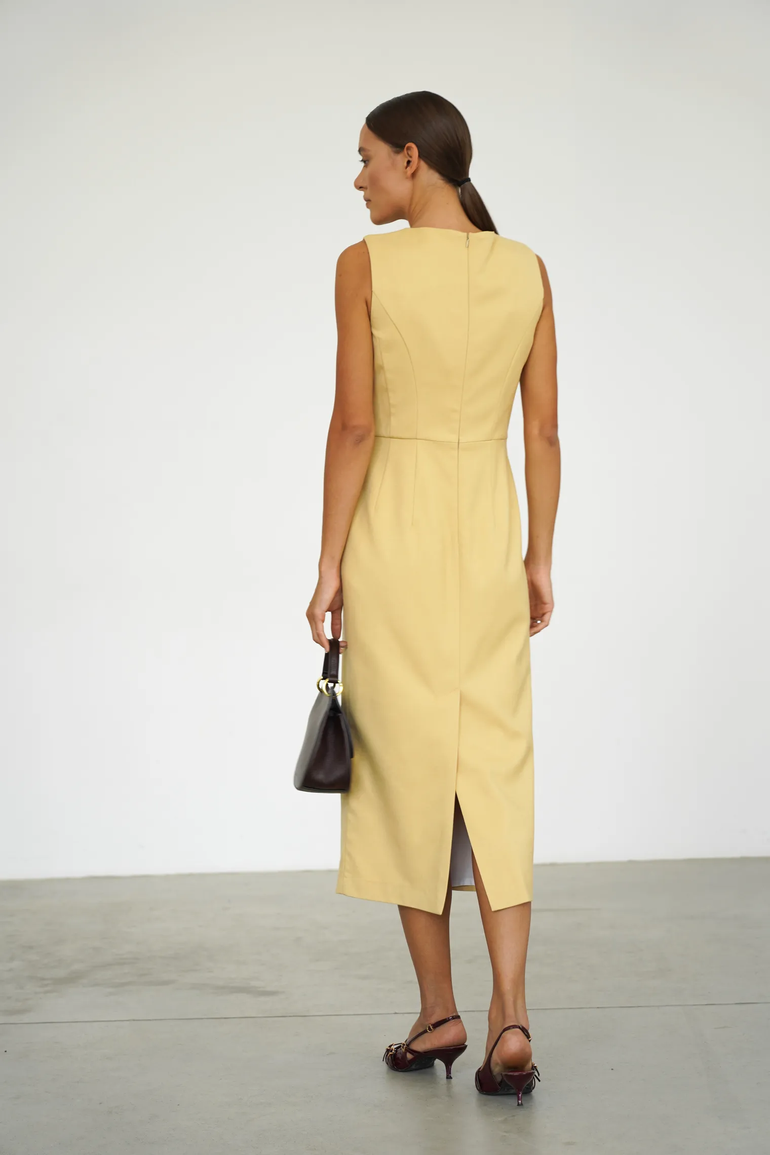 Платье миди без рукавов цвета молочный лимон фото 4