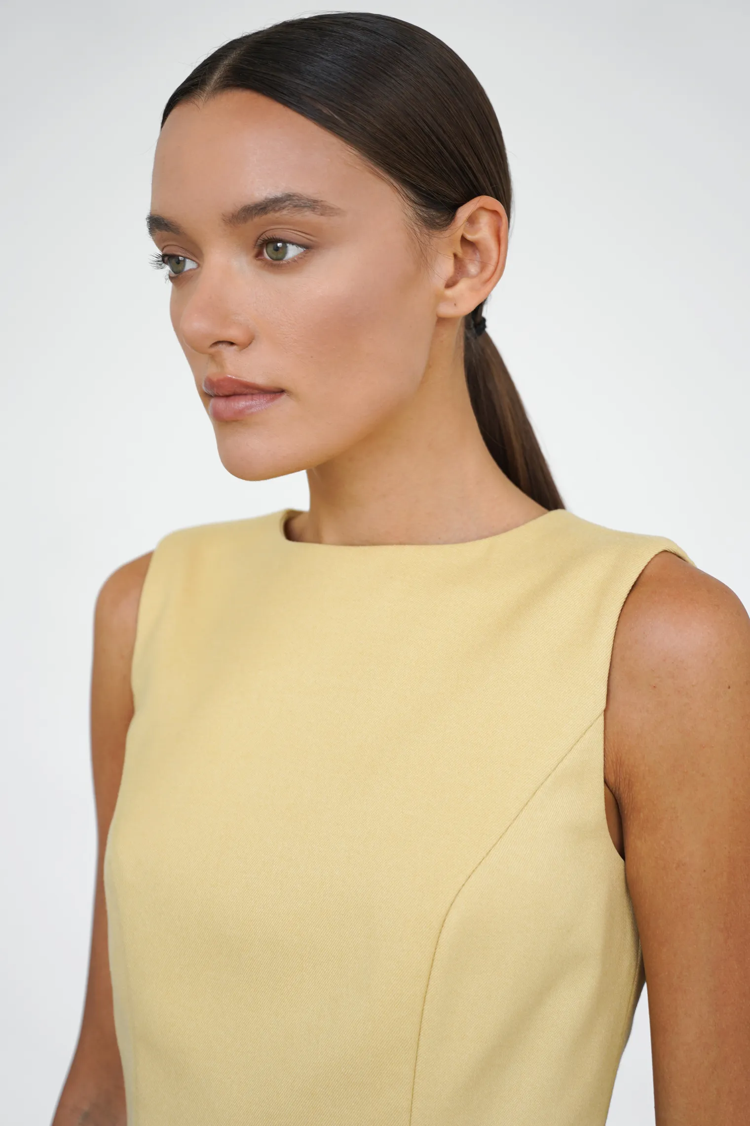 Платье миди без рукавов цвета молочный лимон фото 2