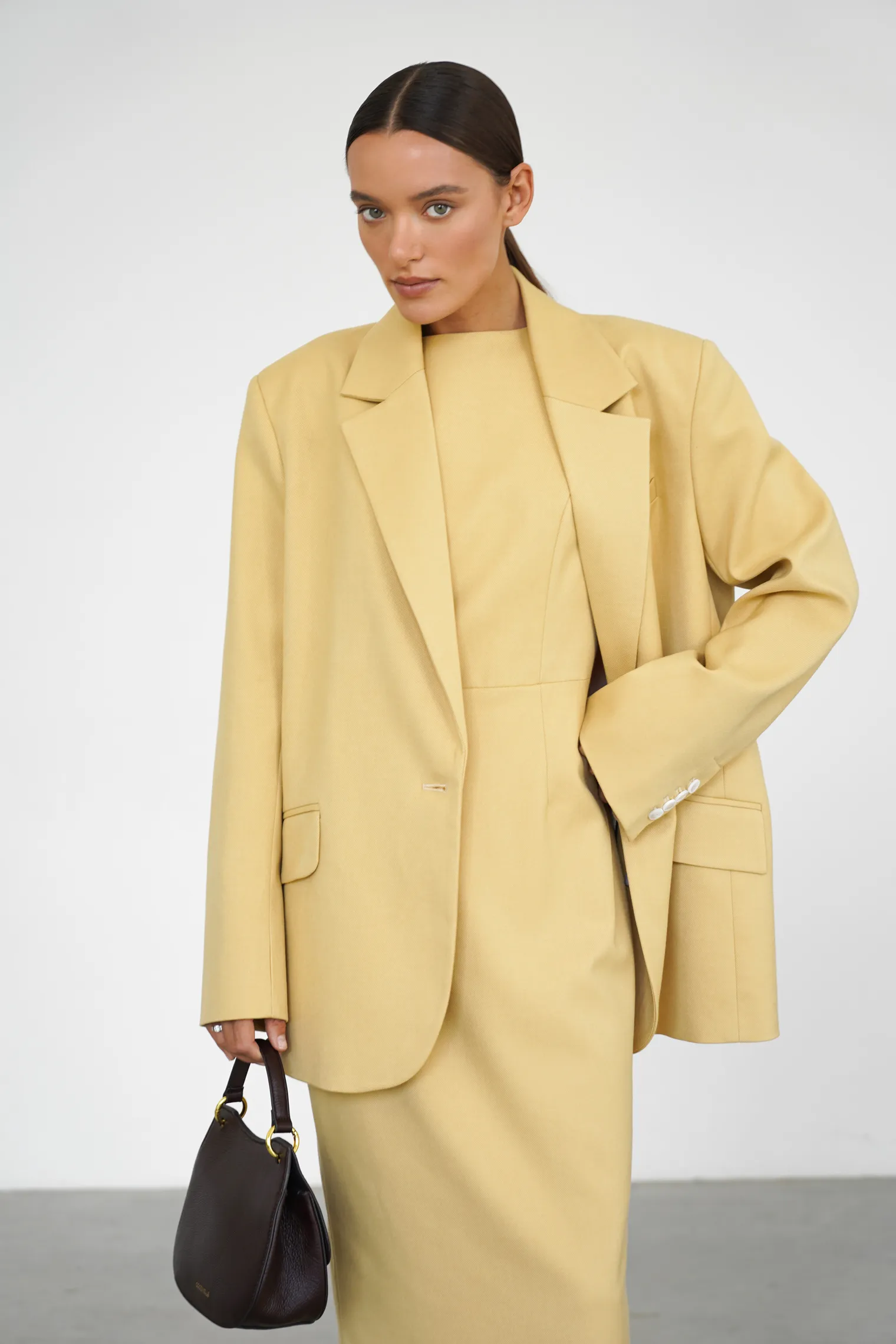 Платье миди без рукавов цвета молочный лимон фото 7