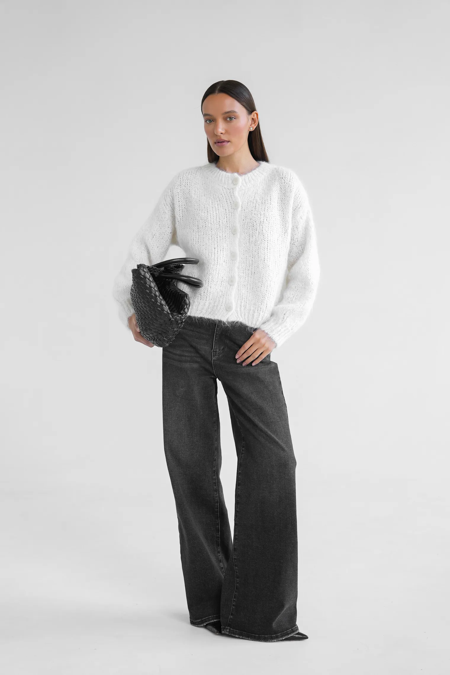 Кардиган крупной вязки из мохера на пуговицах молочного цвета фото 3