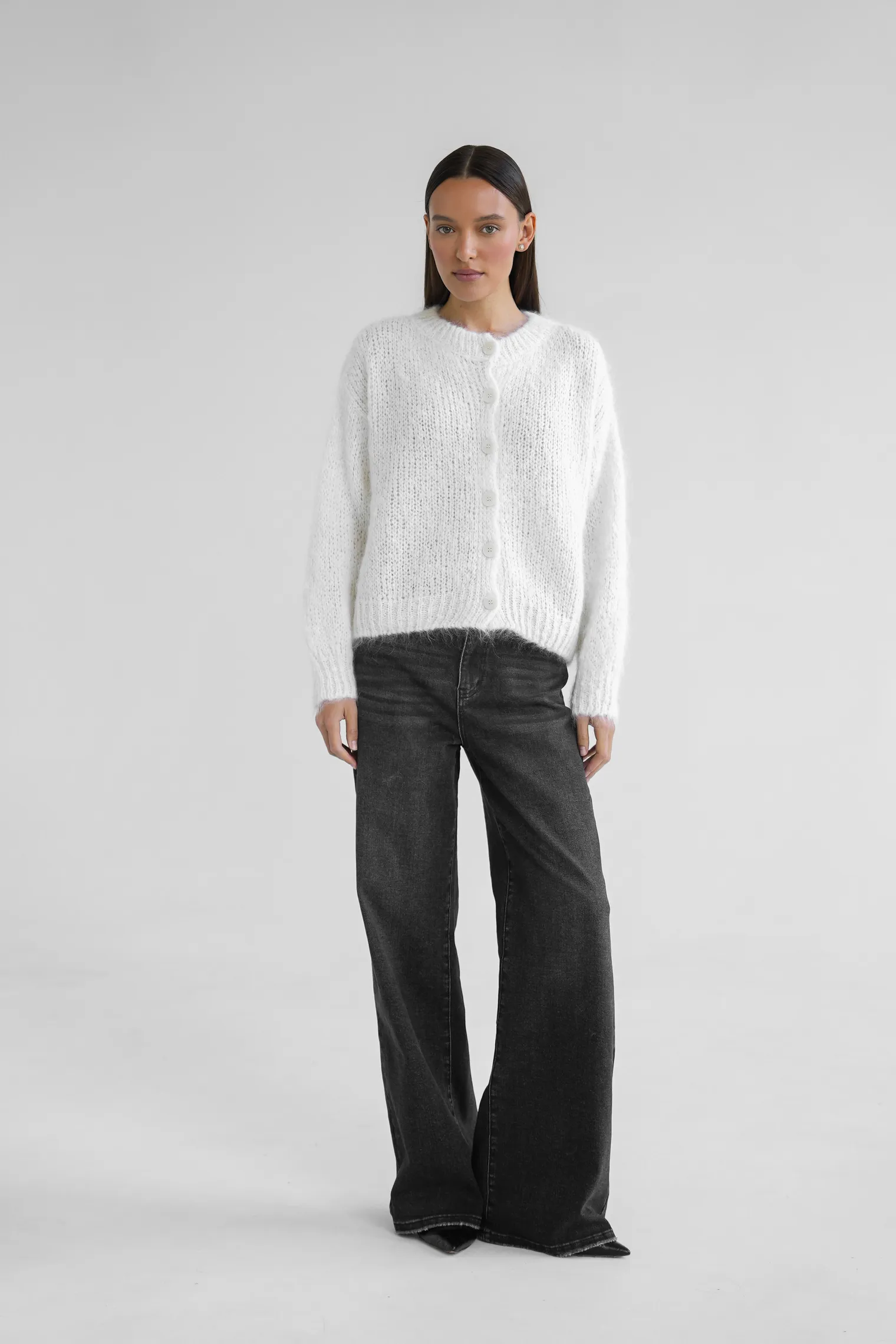 Кардиган крупной вязки из мохера на пуговицах молочного цвета фото 5