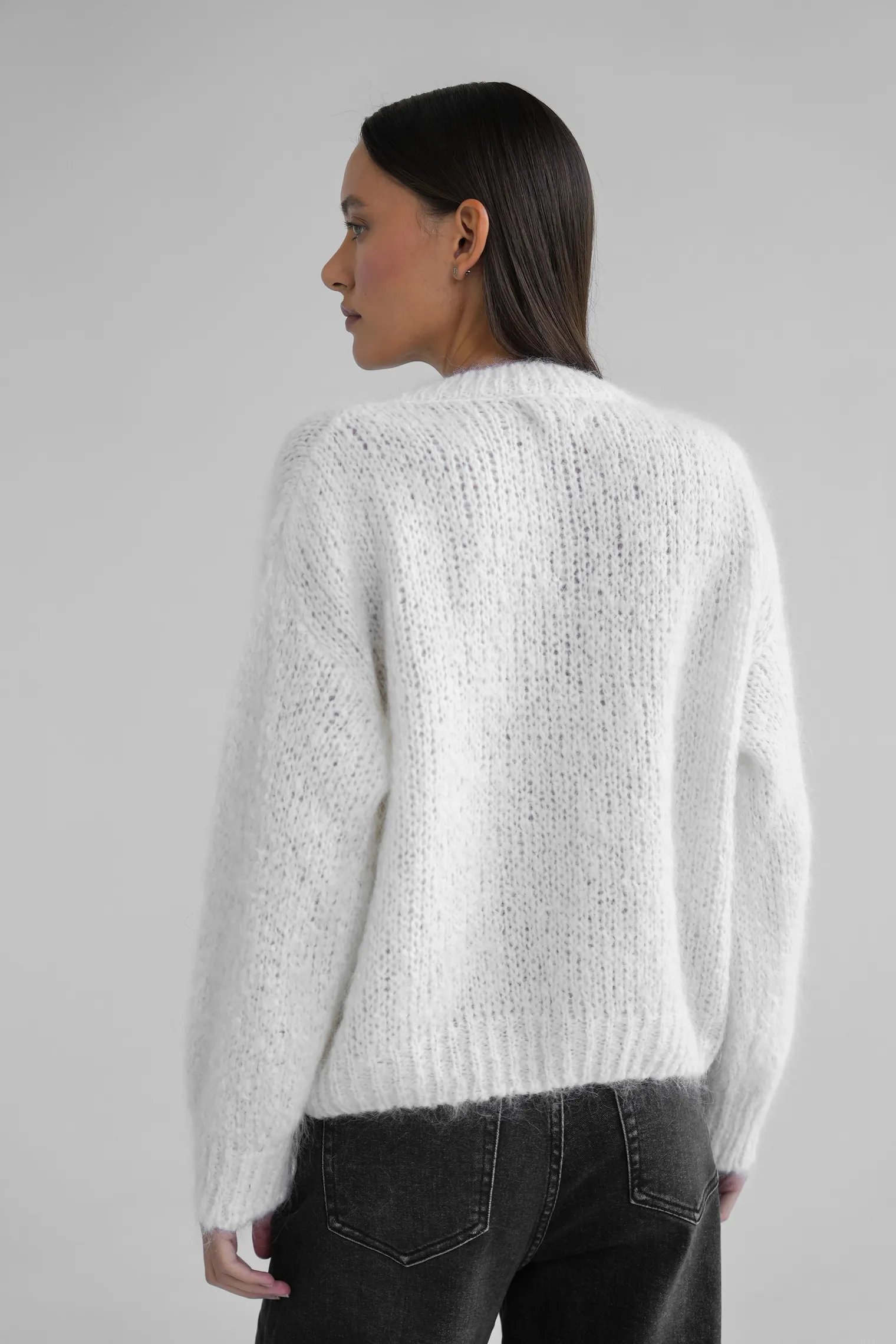 Кардиган крупной вязки из мохера на пуговицах молочного цвета фото 4