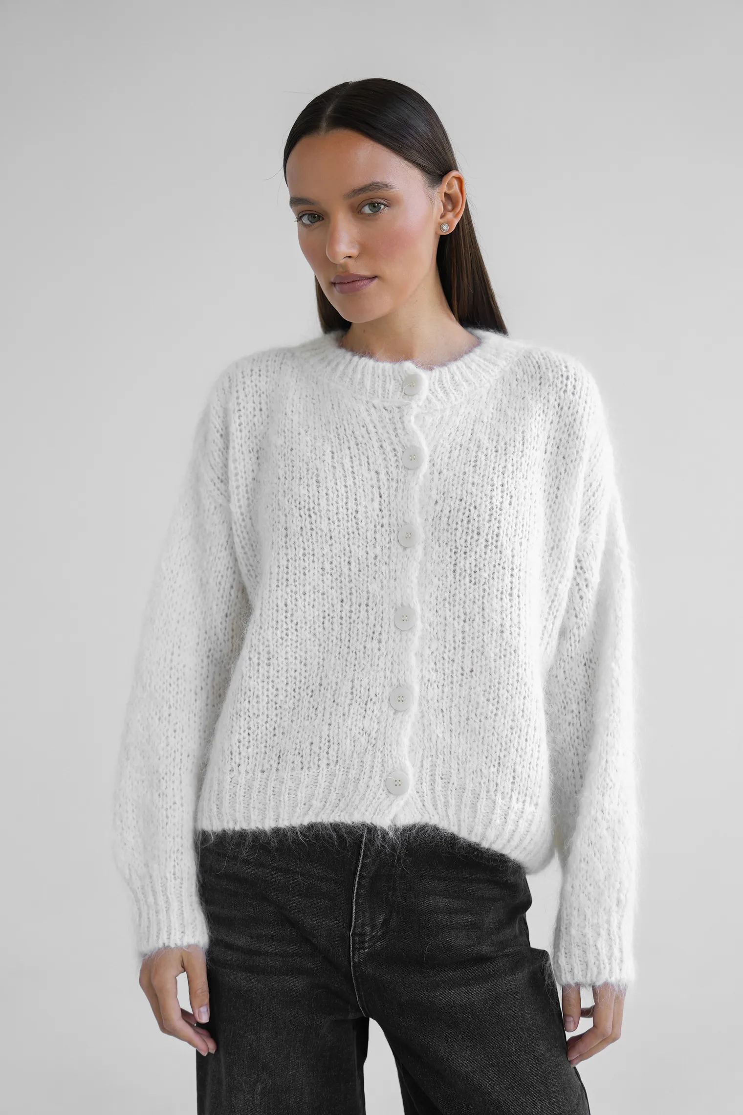 Кардиган крупной вязки из мохера на пуговицах молочного цвета фото 6