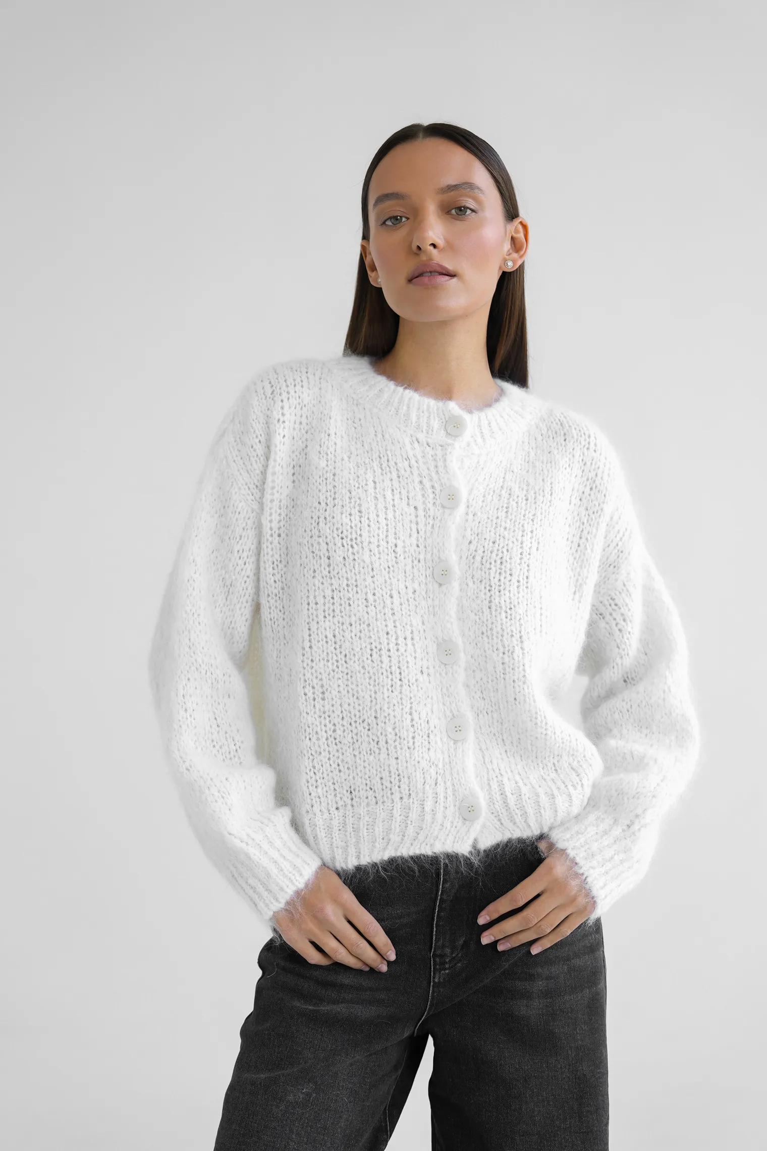 Кардиган крупной вязки из мохера на пуговицах молочного цвета фото 1