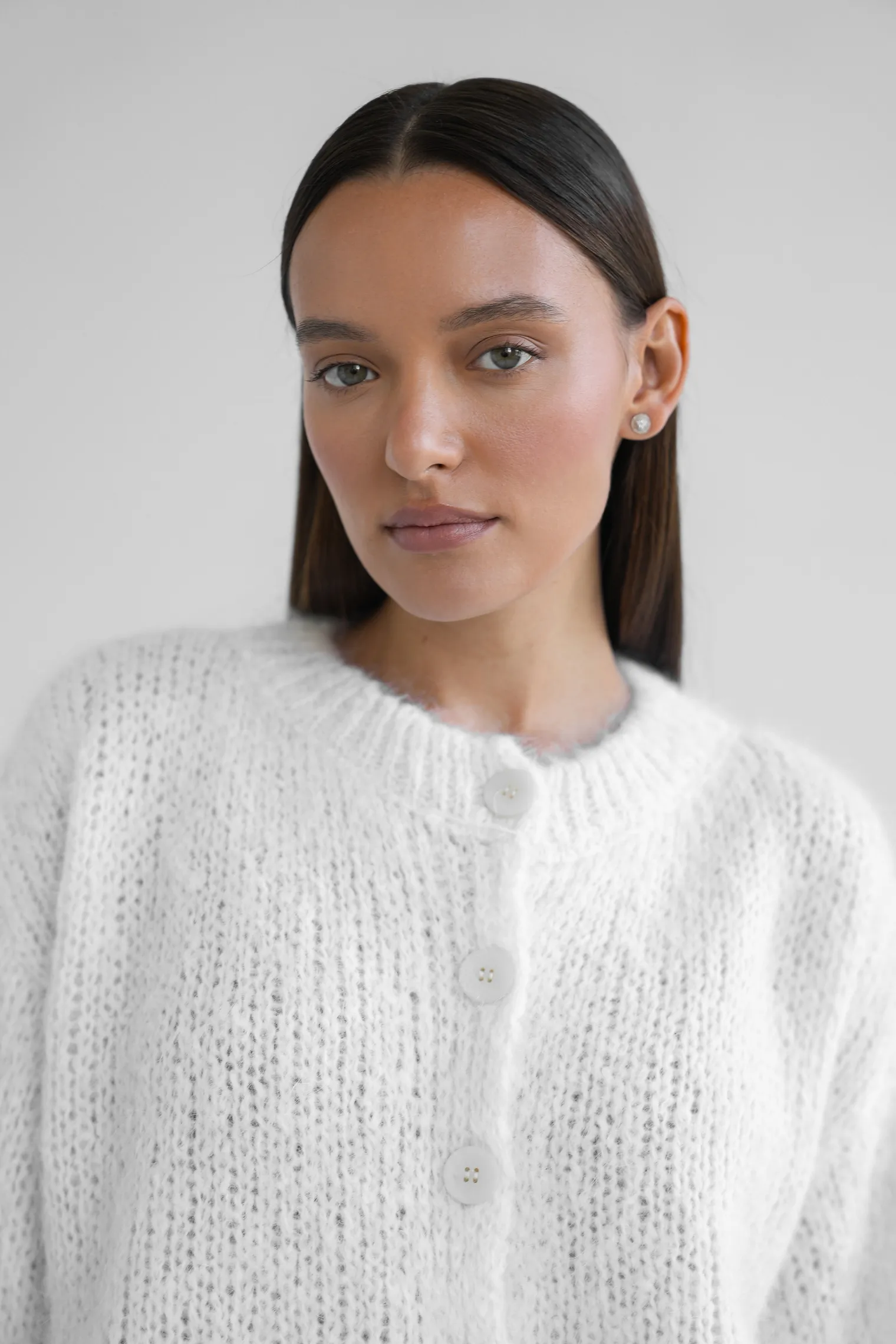 Кардиган крупной вязки из мохера на пуговицах молочного цвета фото 2