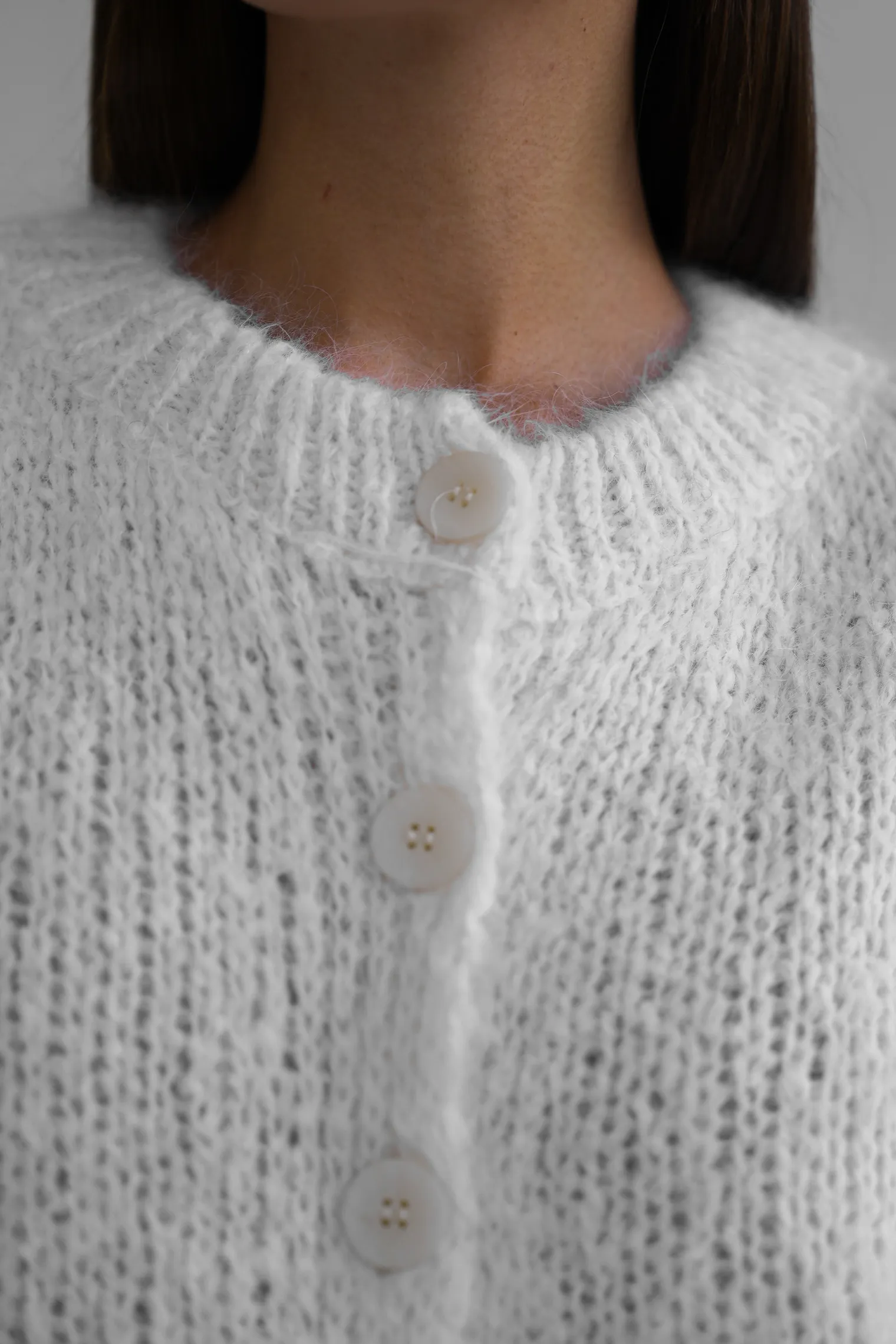 Кардиган крупной вязки из мохера на пуговицах молочного цвета фото 10