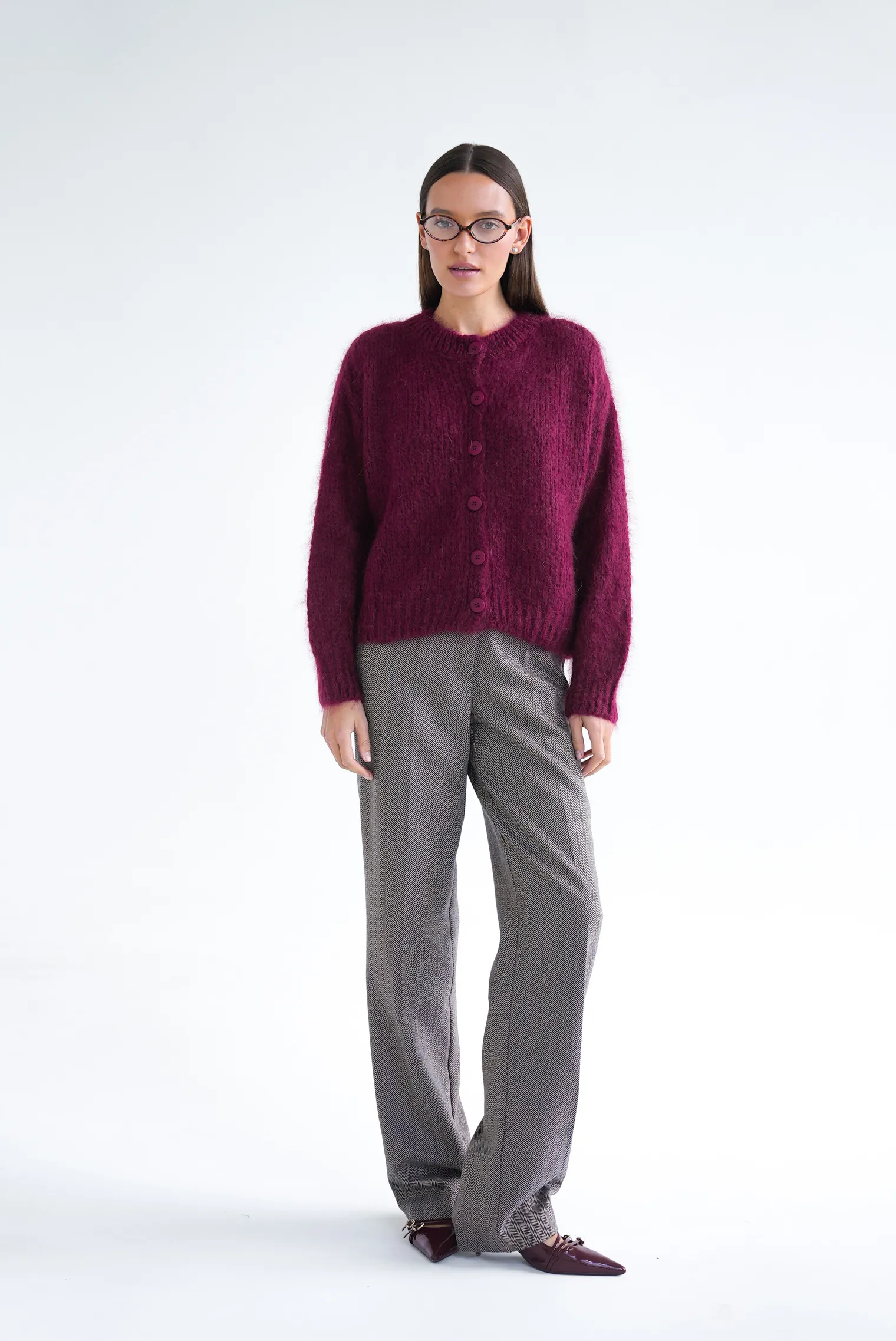 Кардиган крупной вязки из мохера на пуговицах винного цвета фото 3