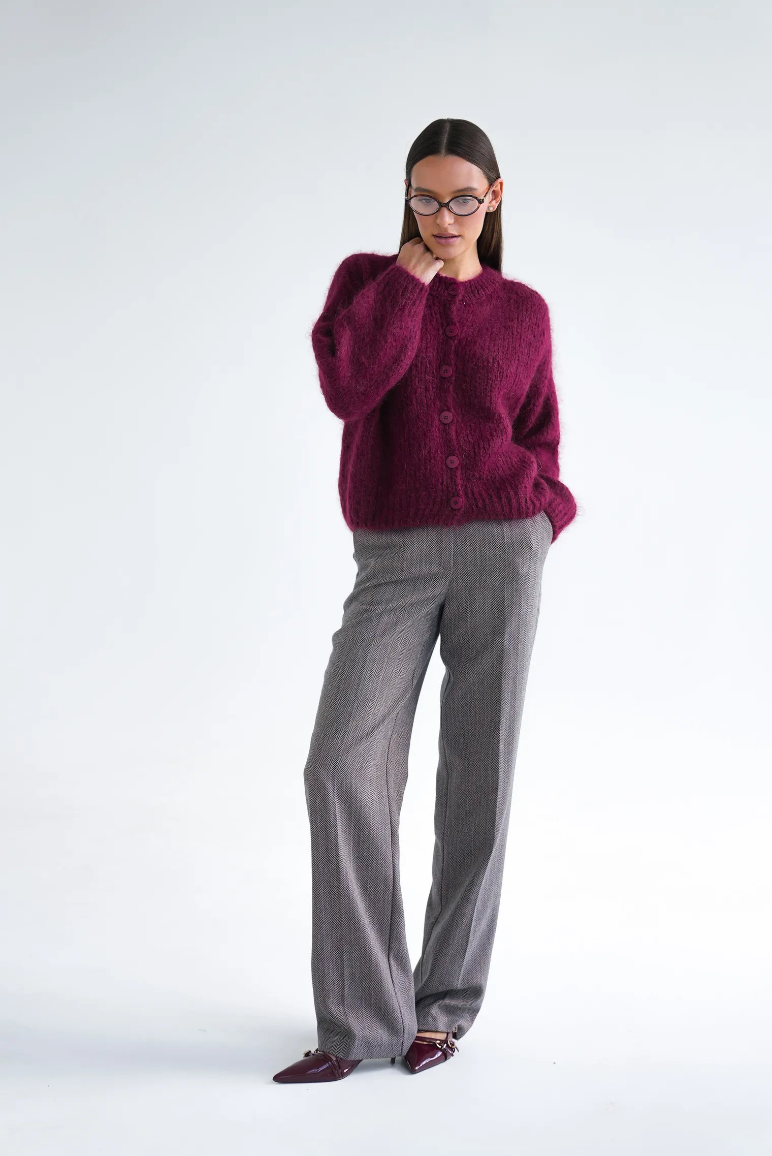 Кардиган крупной вязки из мохера на пуговицах винного цвета фото 5