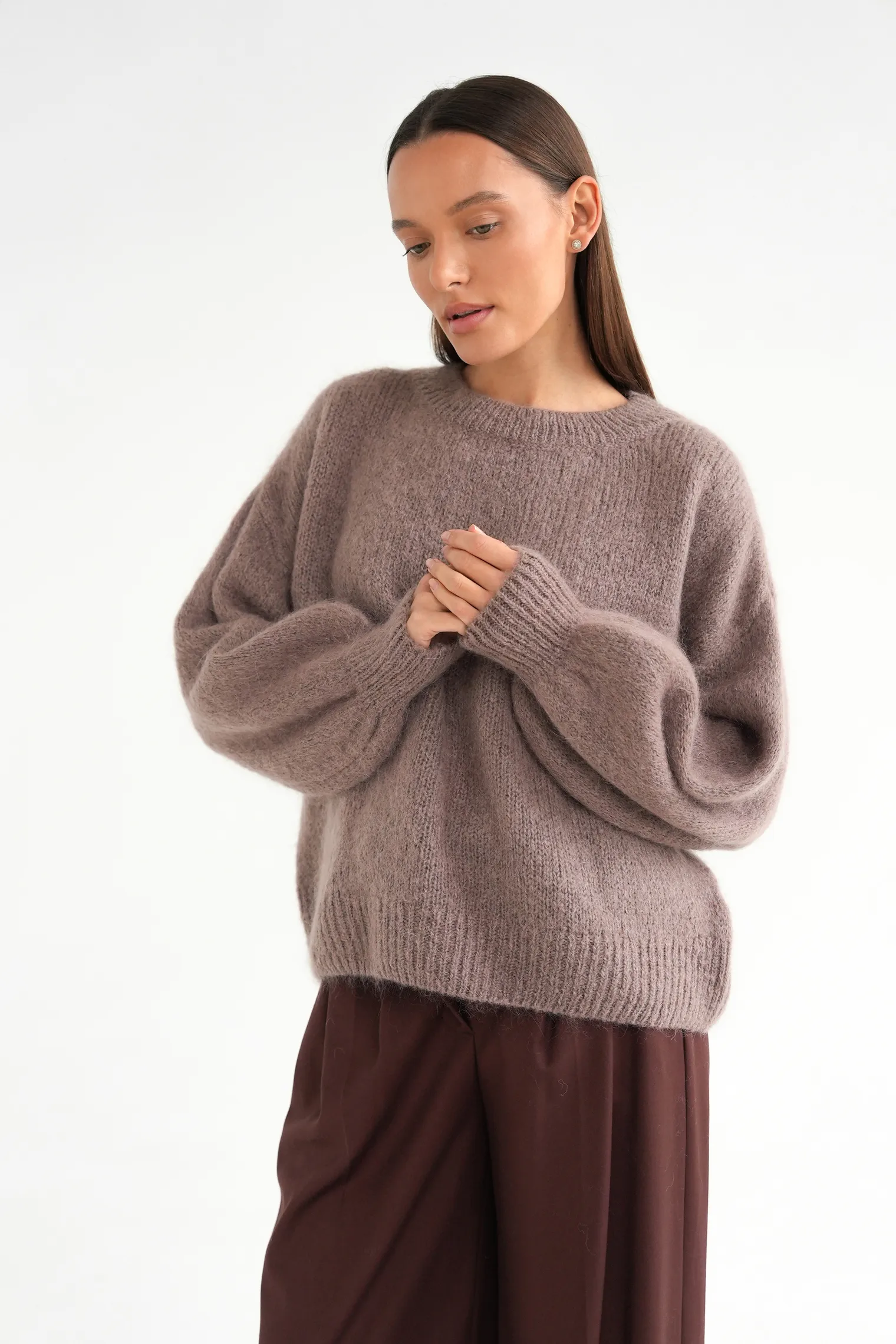 Джемпер из мохера с низким воротником кофейного цвета фото 6