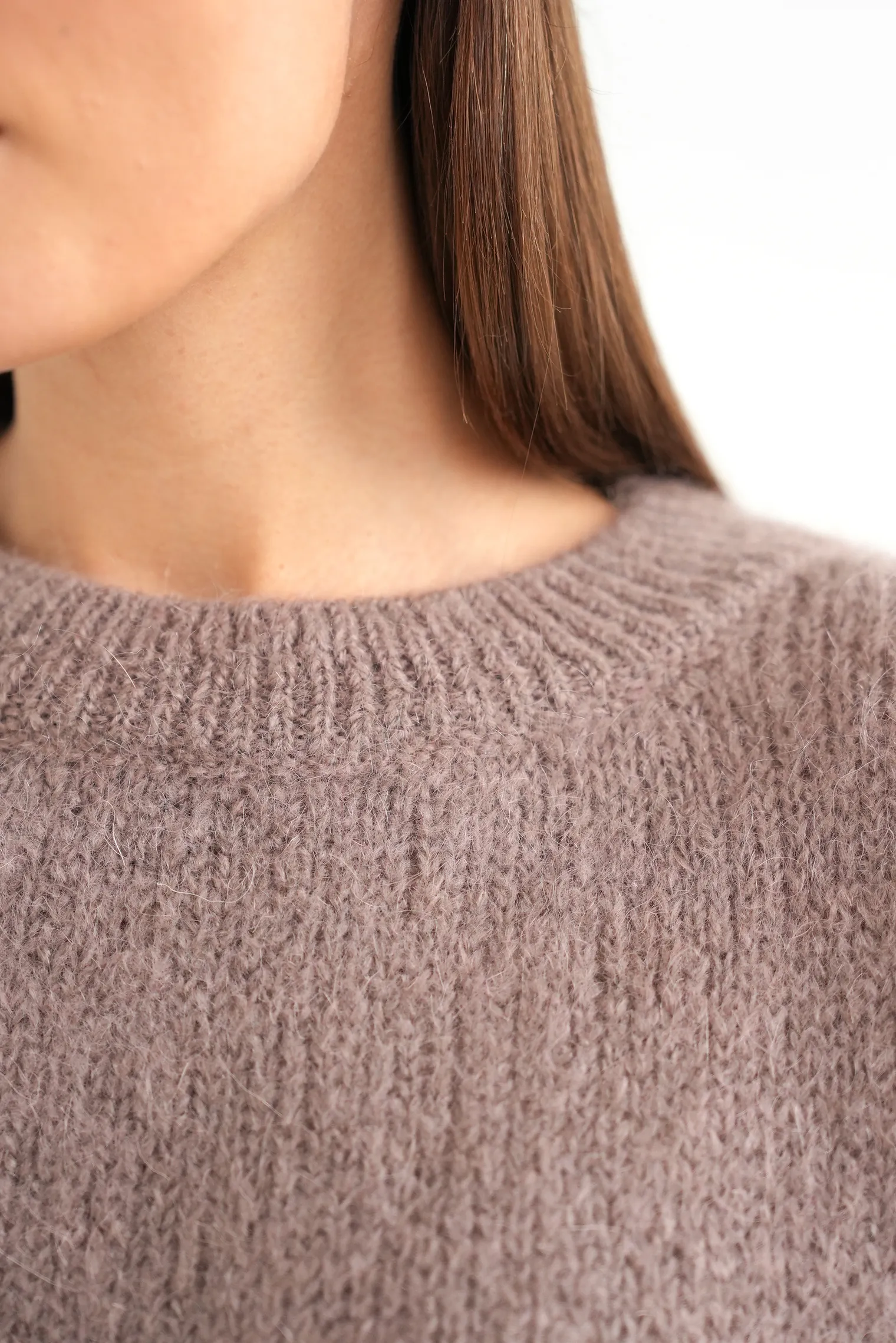 Джемпер из мохера с низким воротником кофейного цвета фото 2