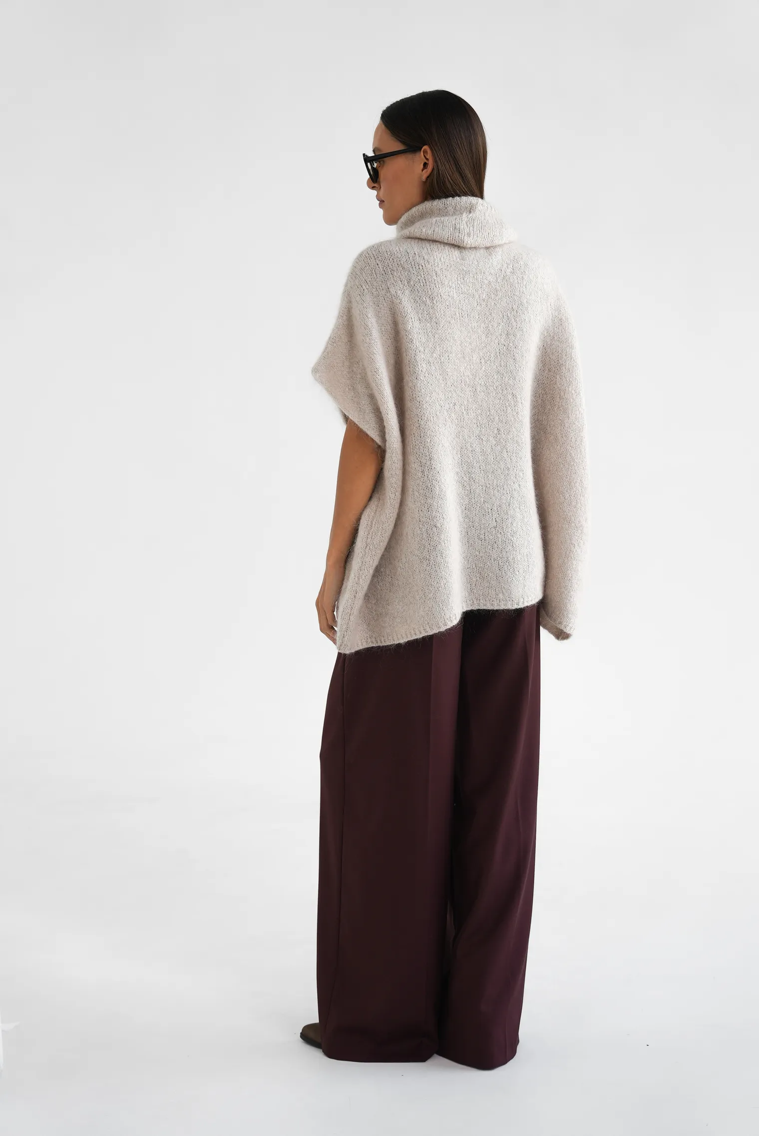 Джемпер крупной вязки из мохера без рукавов цвета льна фото 5