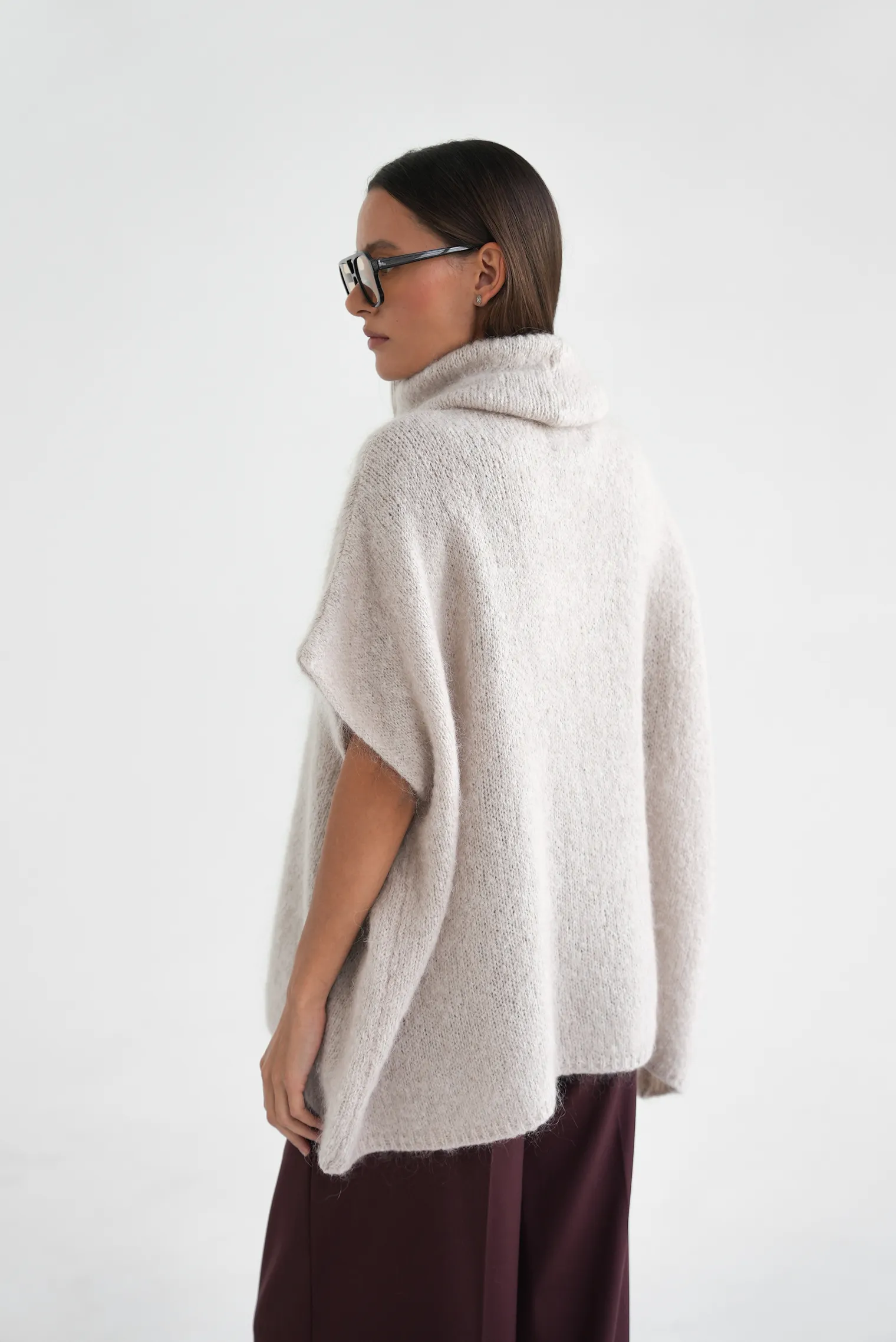 Джемпер крупной вязки из мохера без рукавов цвета льна фото 6