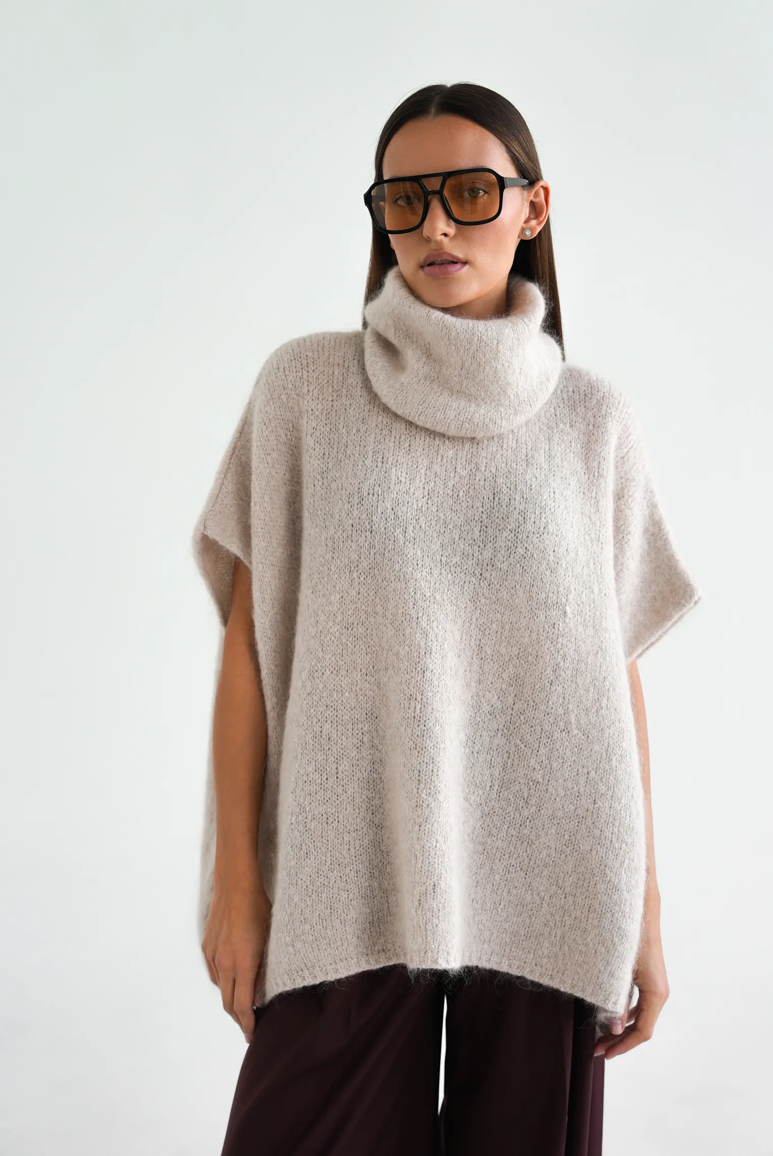 Джемпер крупной вязки из мохера без рукавов цвета льна фото 9