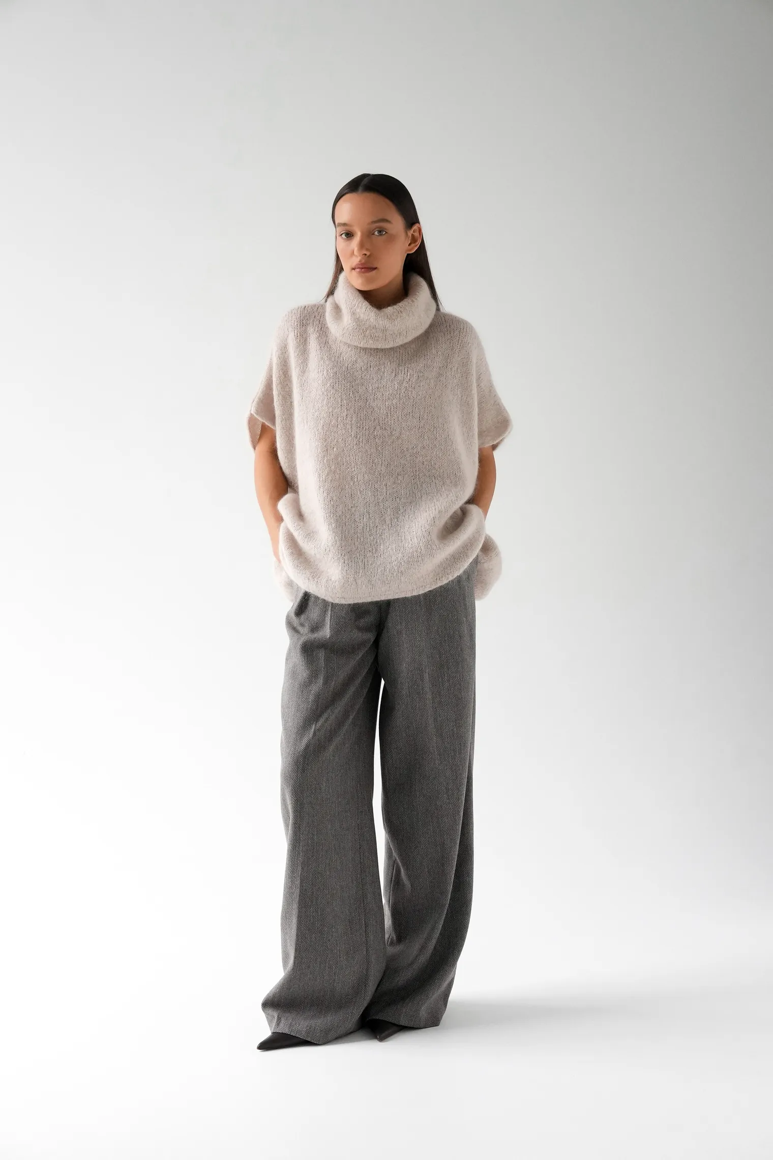 Джемпер крупной вязки из мохера без рукавов цвета льна фото 7