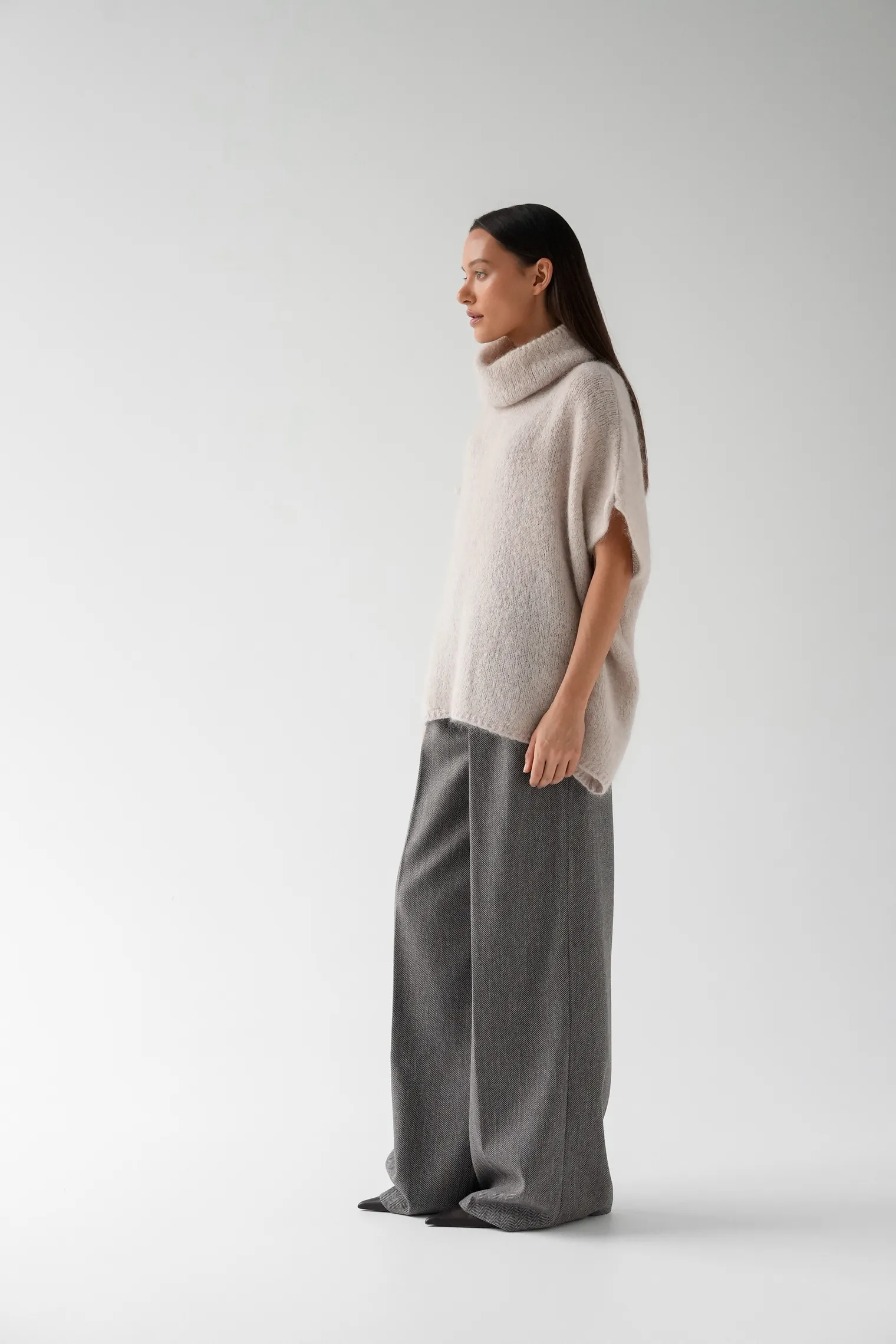 Джемпер крупной вязки из мохера без рукавов цвета льна фото 10