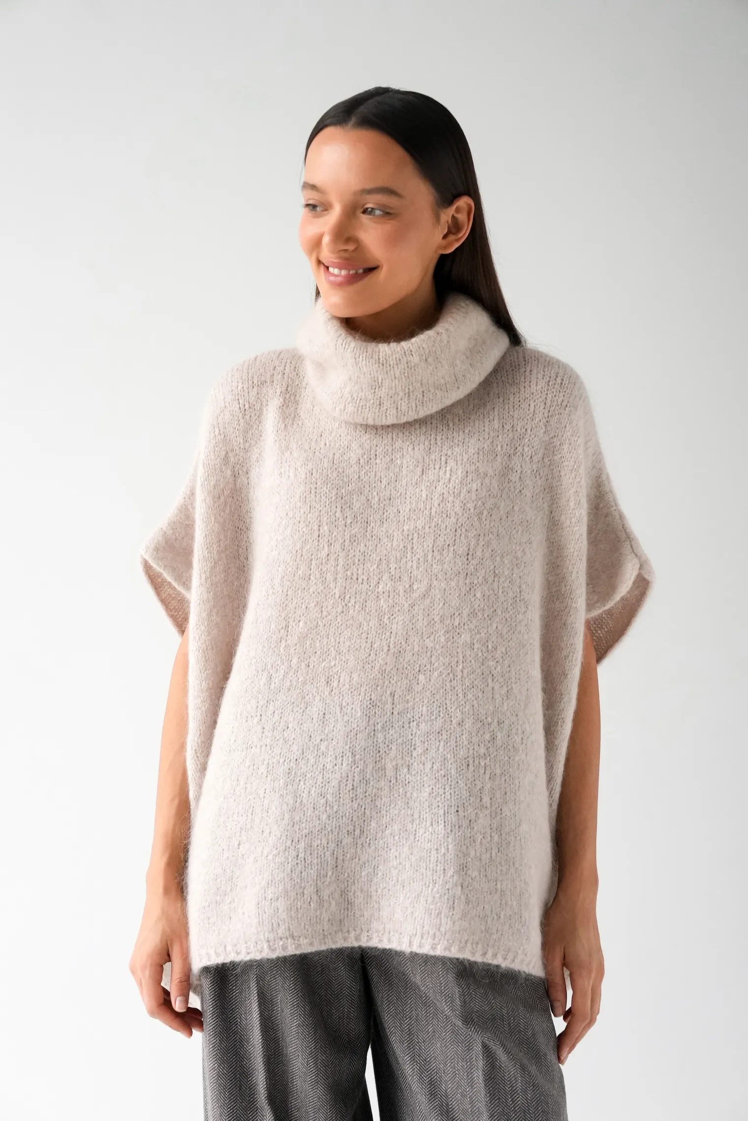 Джемпер крупной вязки из мохера без рукавов цвета льна фото 5