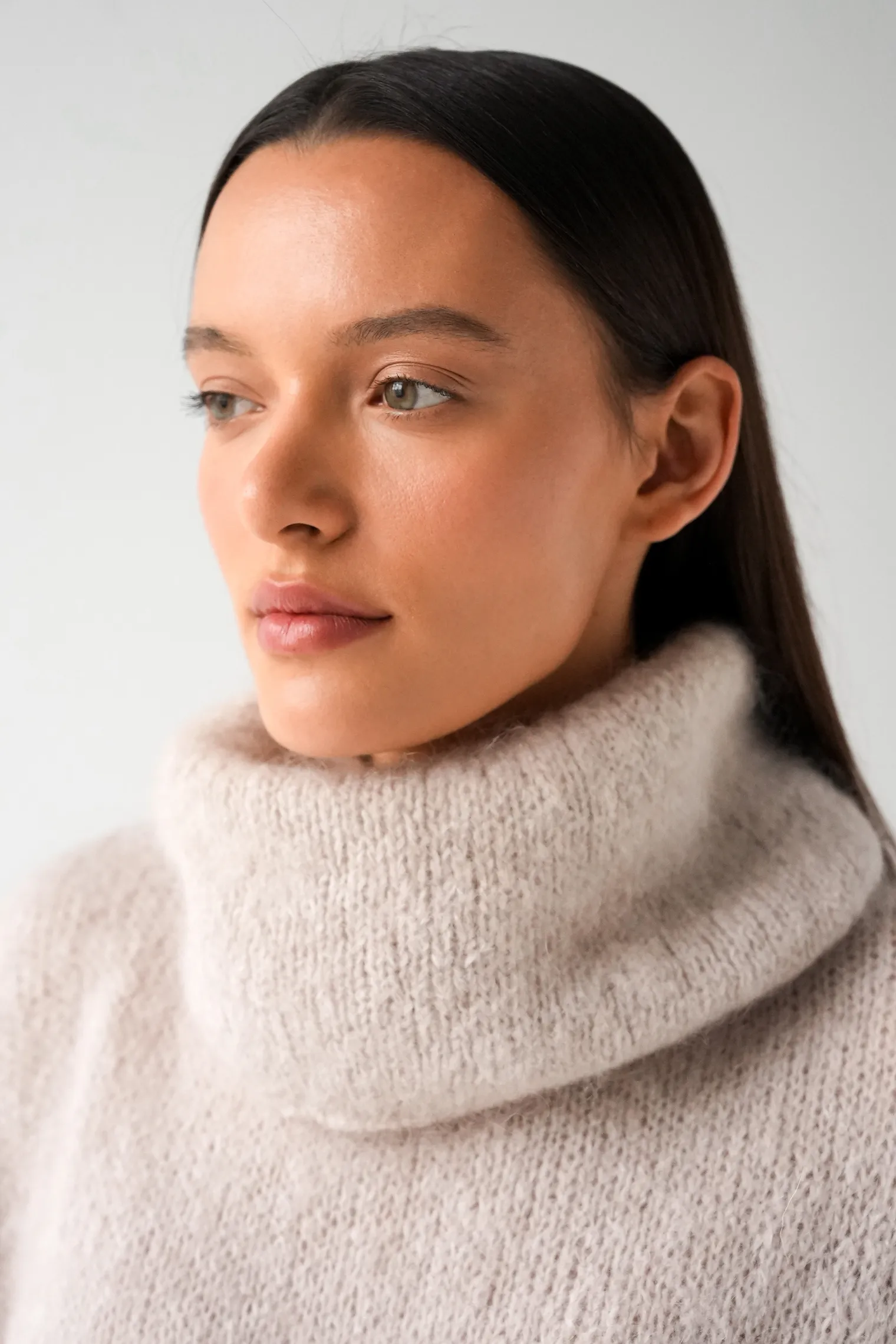 Джемпер крупной вязки из мохера без рукавов цвета льна фото 6