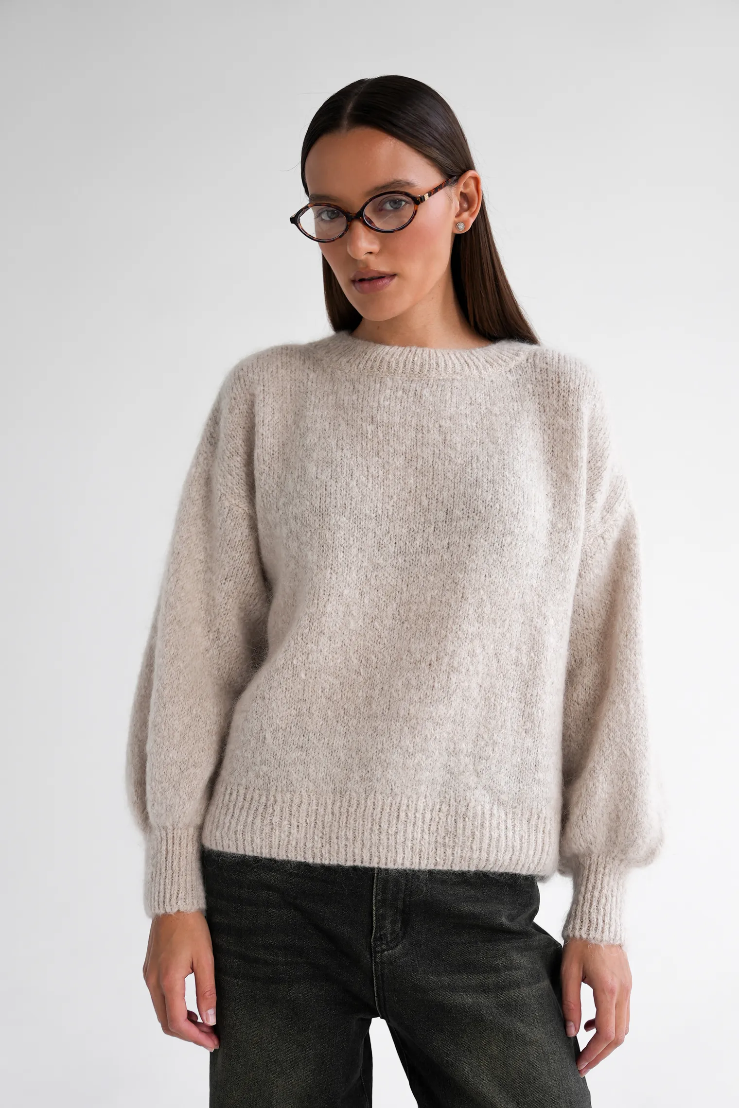 Джемпер из мохера с низким воротником цвета льна фото 9