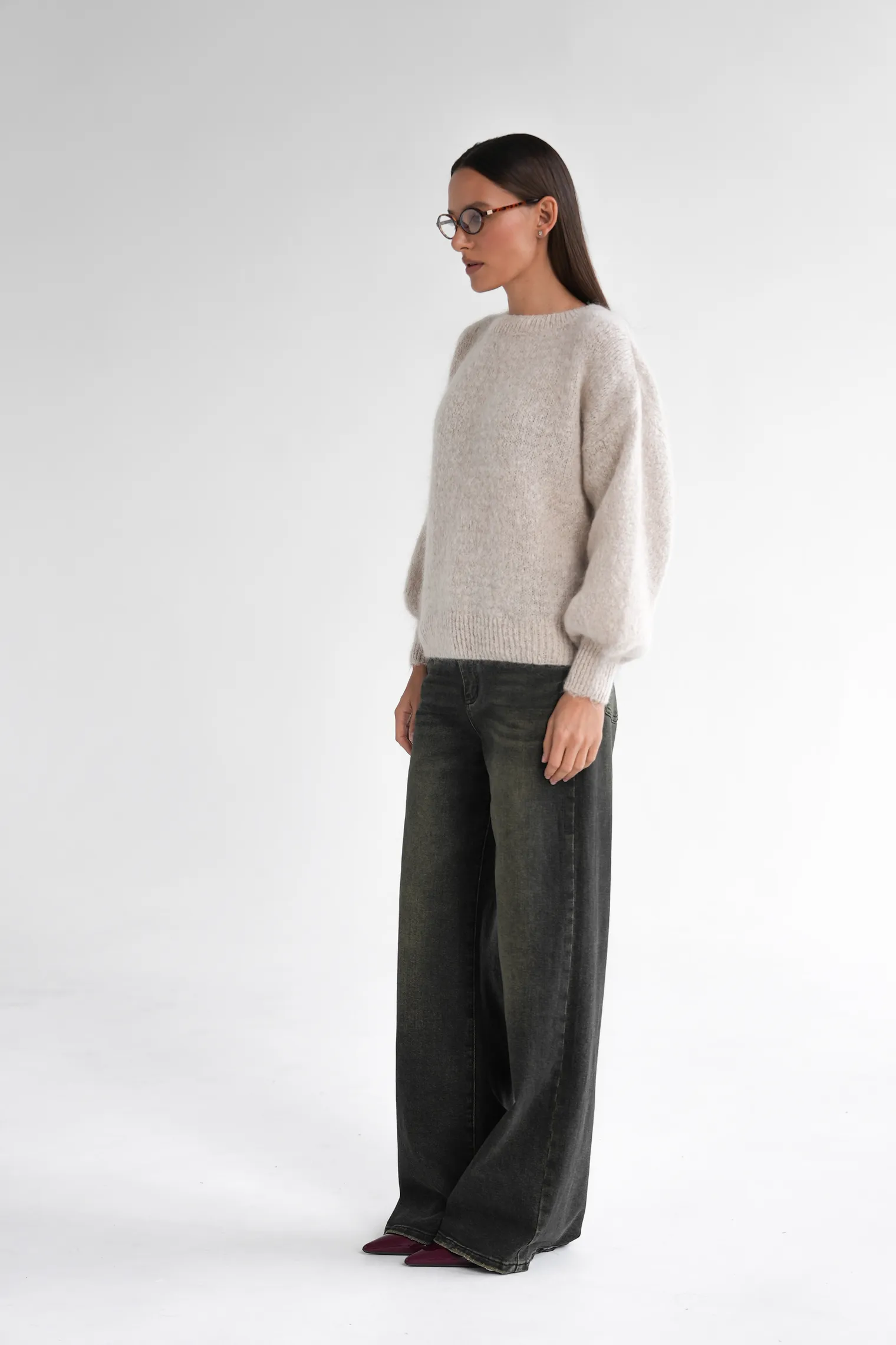 Джемпер из мохера с низким воротником цвета льна фото 10