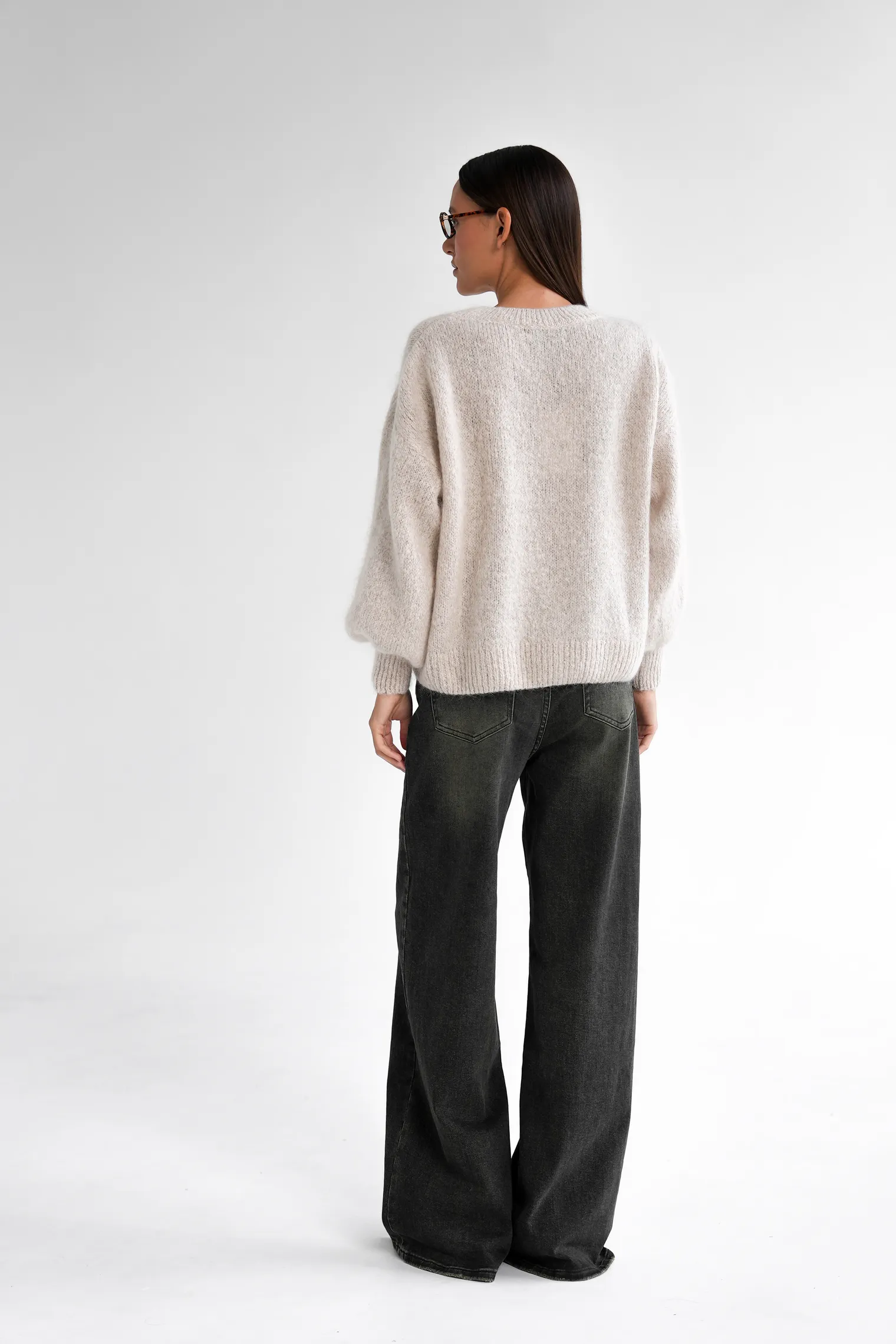 Джемпер из мохера с низким воротником цвета льна фото 6