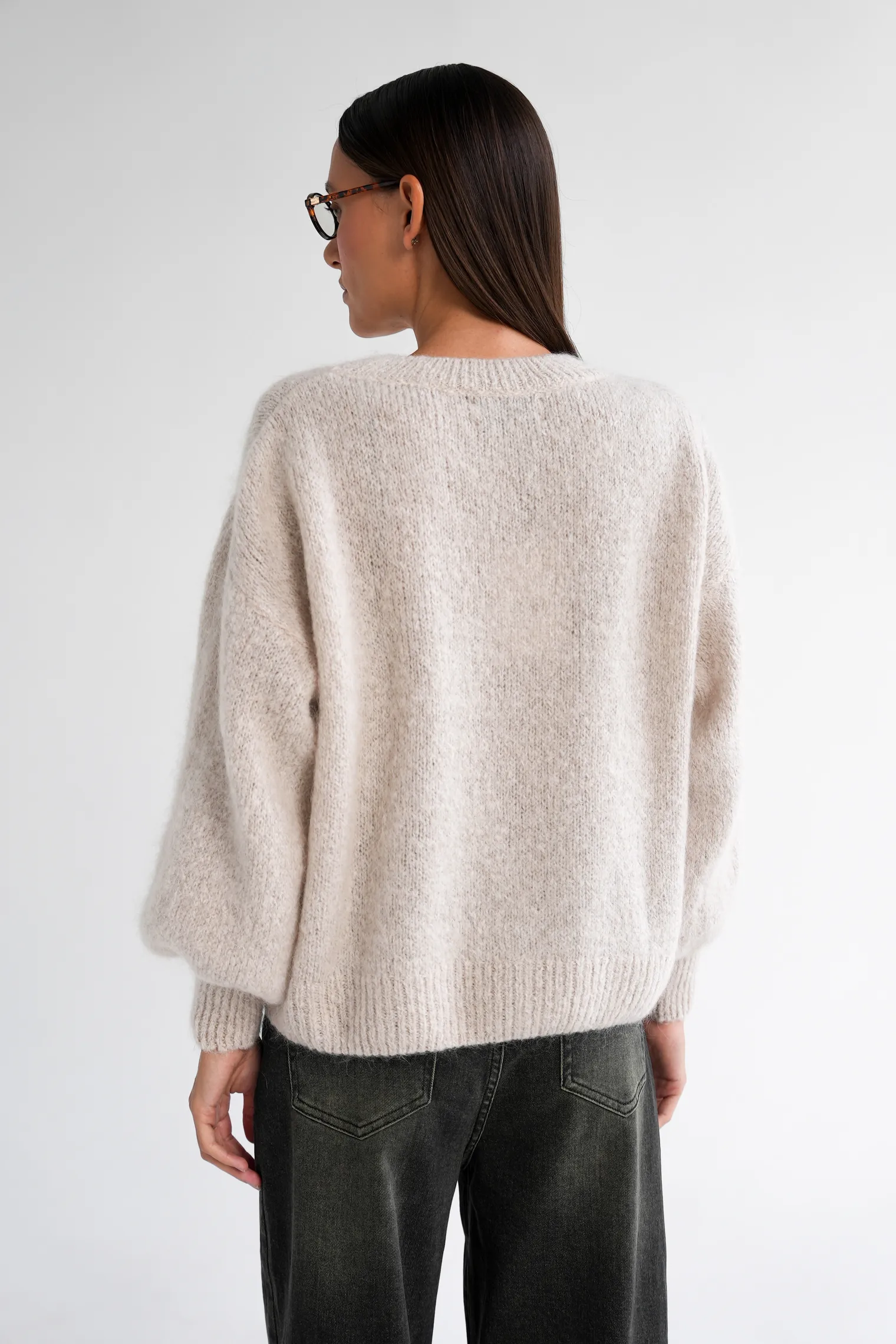 Джемпер из мохера с низким воротником цвета льна фото 4