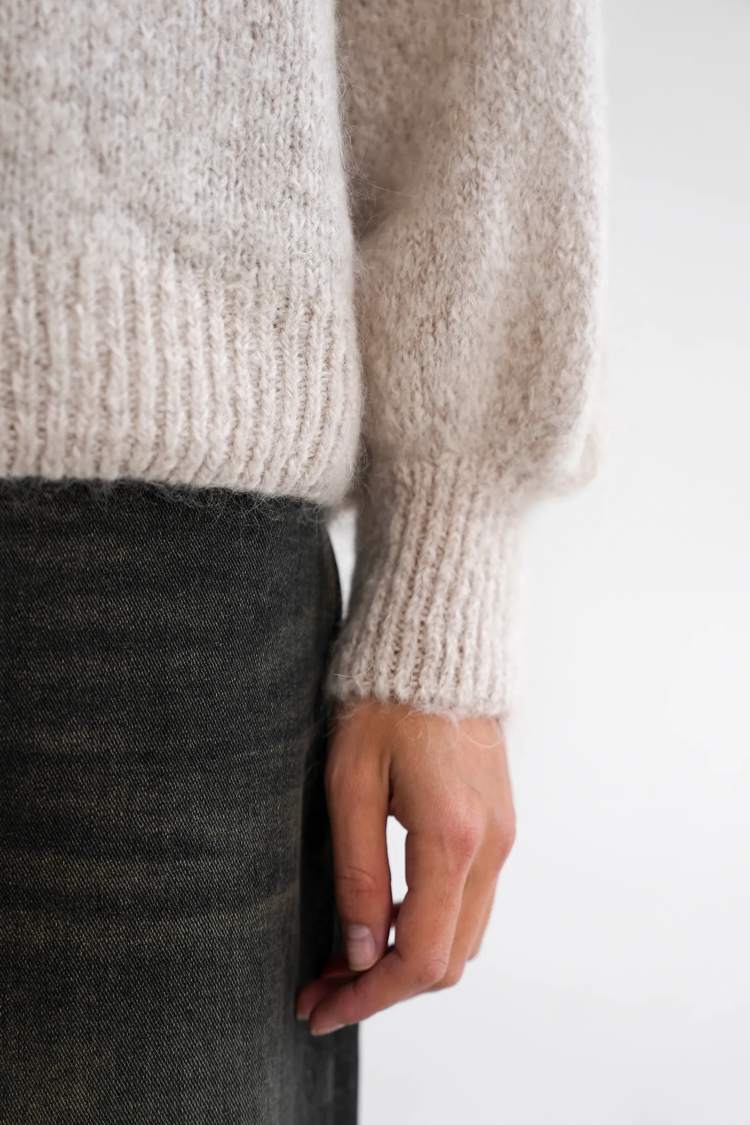 Джемпер из мохера с низким воротником цвета льна фото 5