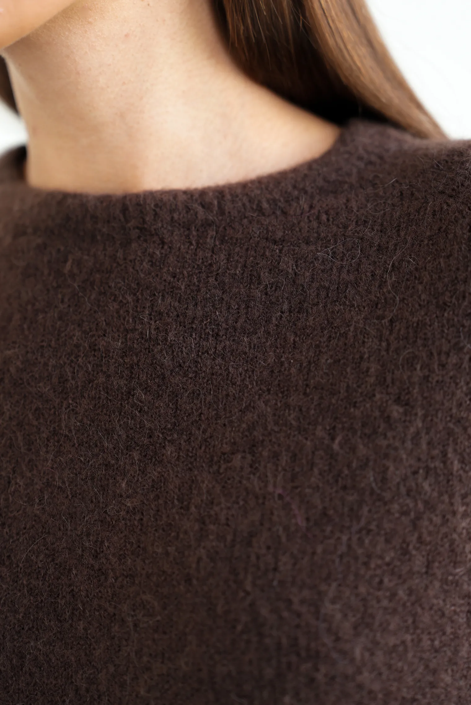 Пуловер мелкой вязки с низким воротником шоколадного цвета фото 2