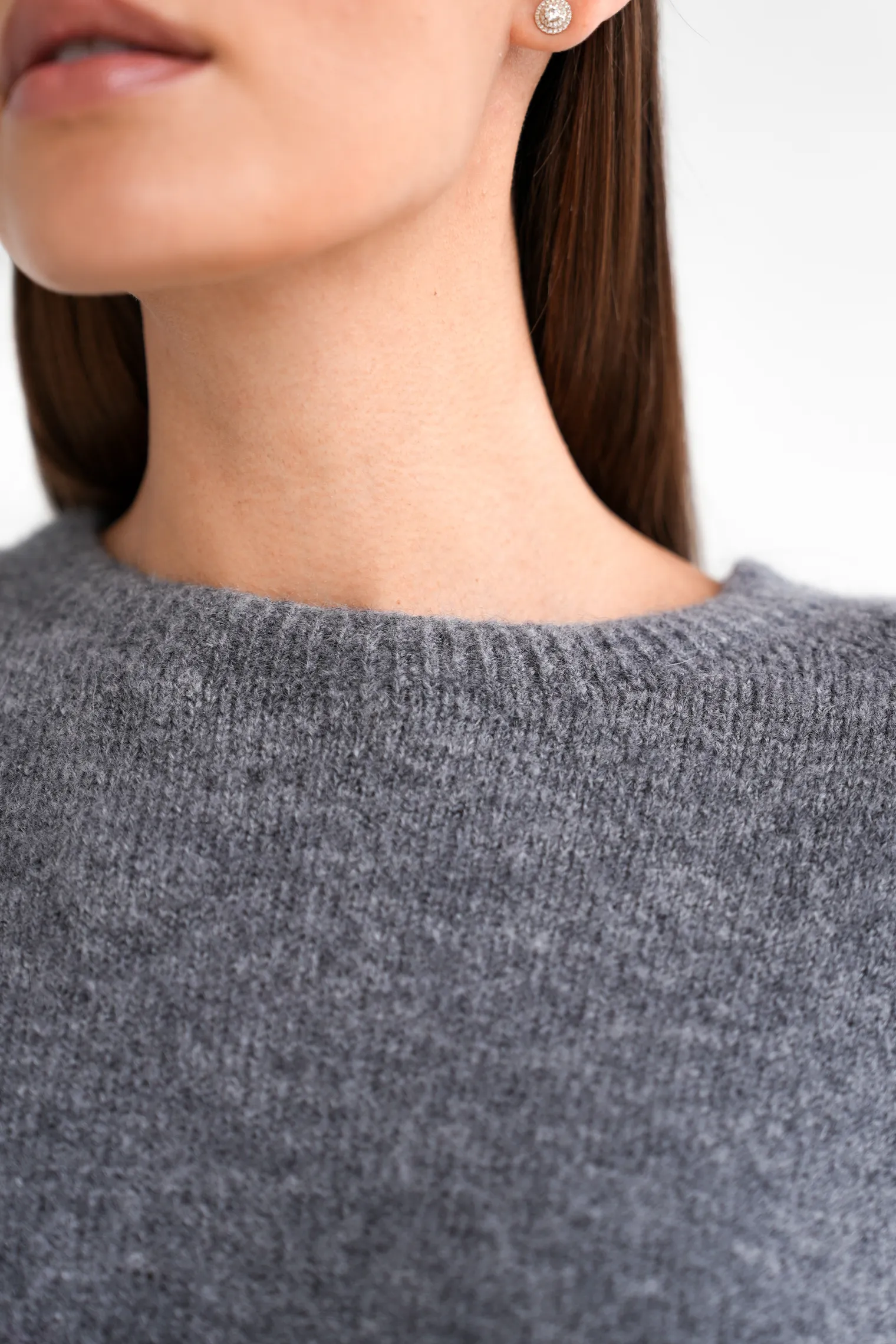 Пуловер мелкой вязки с низким воротником графитового цвета фото 2