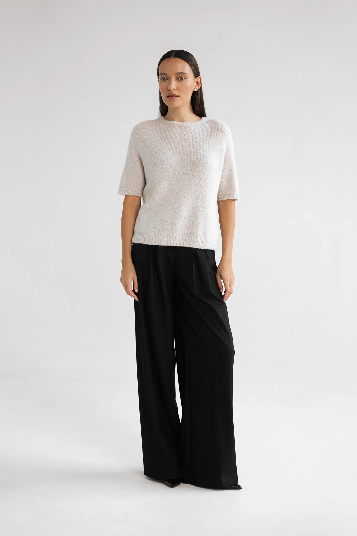 Пуловер мелкой вязки с низким воротником цвета льна фото 3