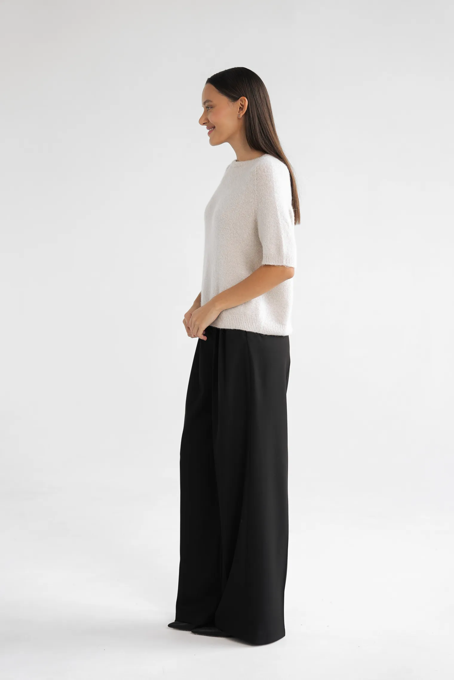 Пуловер мелкой вязки с низким воротником цвета льна фото 5