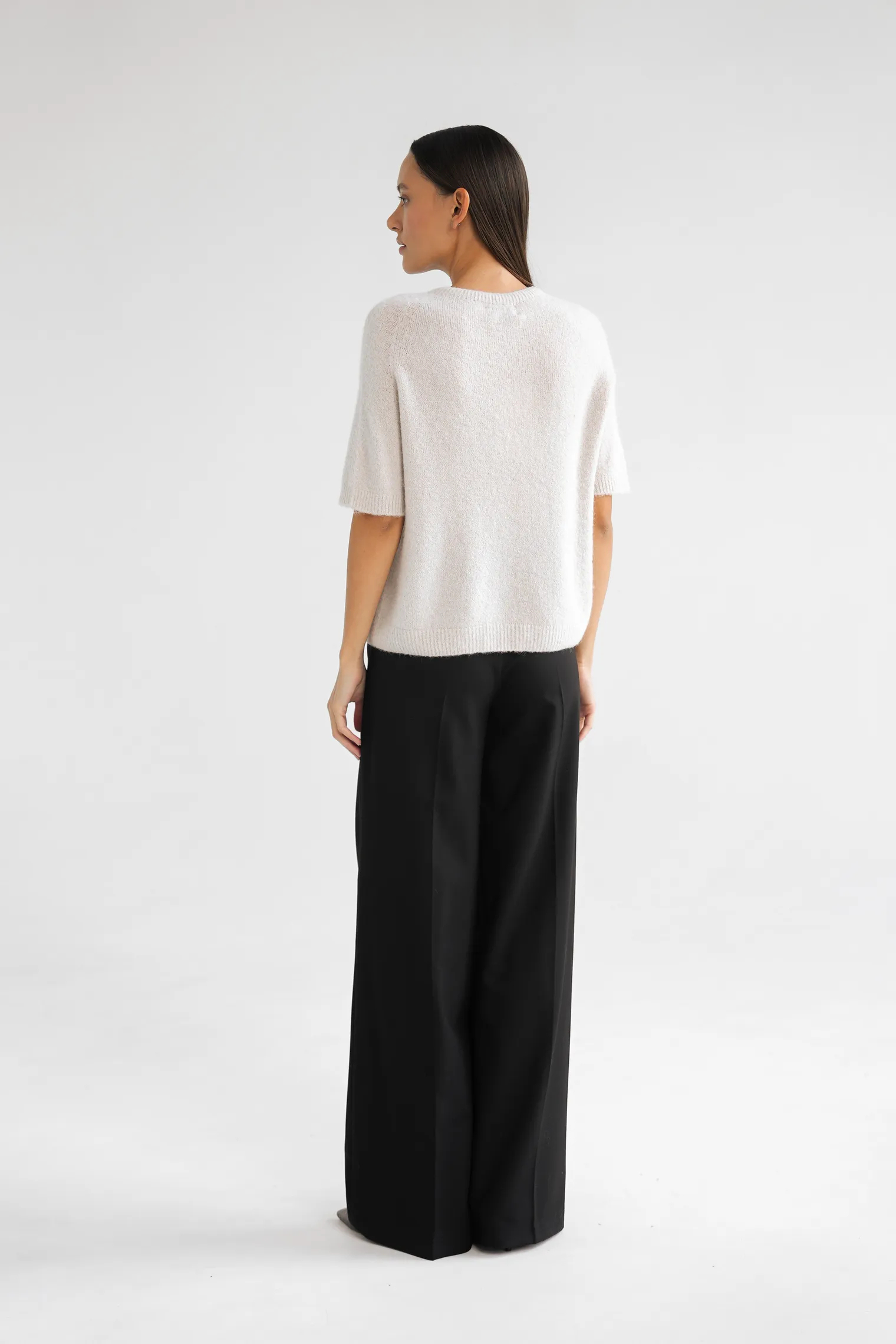 Пуловер мелкой вязки с низким воротником цвета льна фото 6