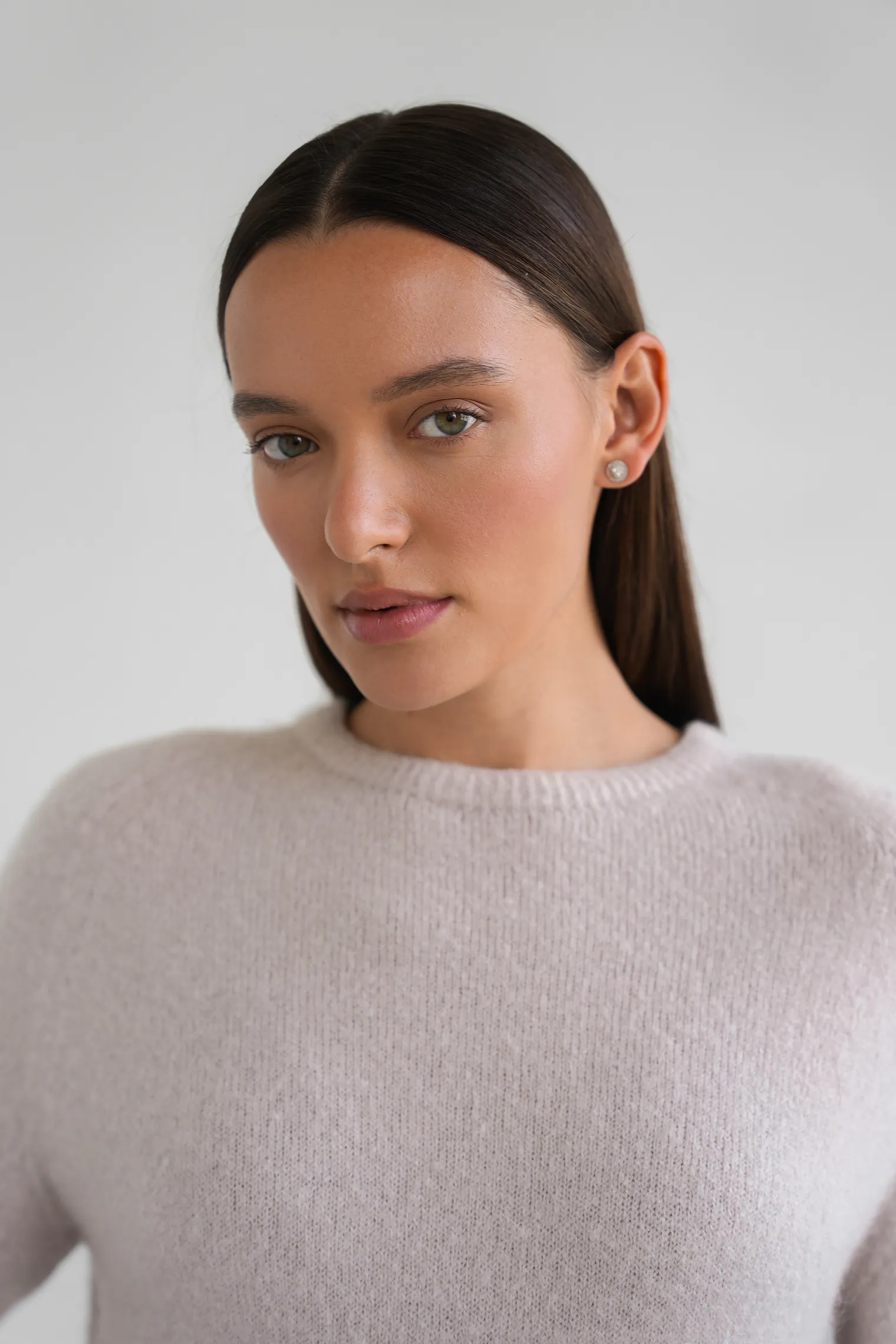 Пуловер мелкой вязки с низким воротником цвета льна фото 2