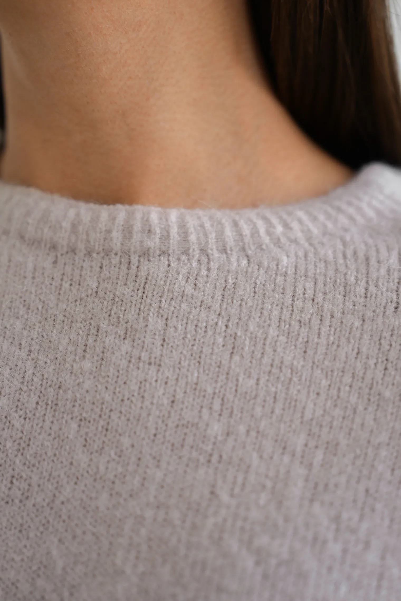 Пуловер мелкой вязки с низким воротником цвета льна фото 4