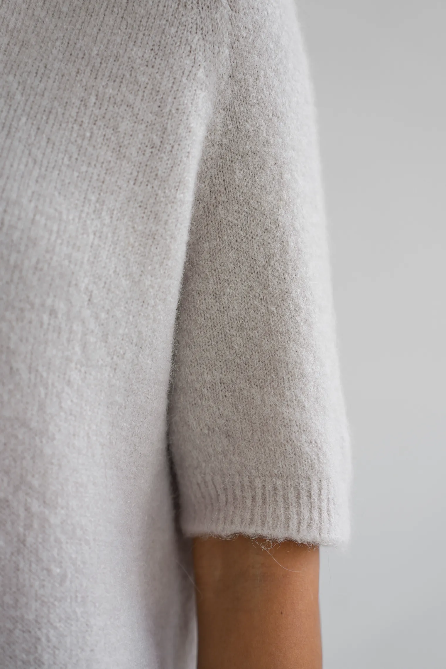 Пуловер мелкой вязки с низким воротником цвета льна фото 7