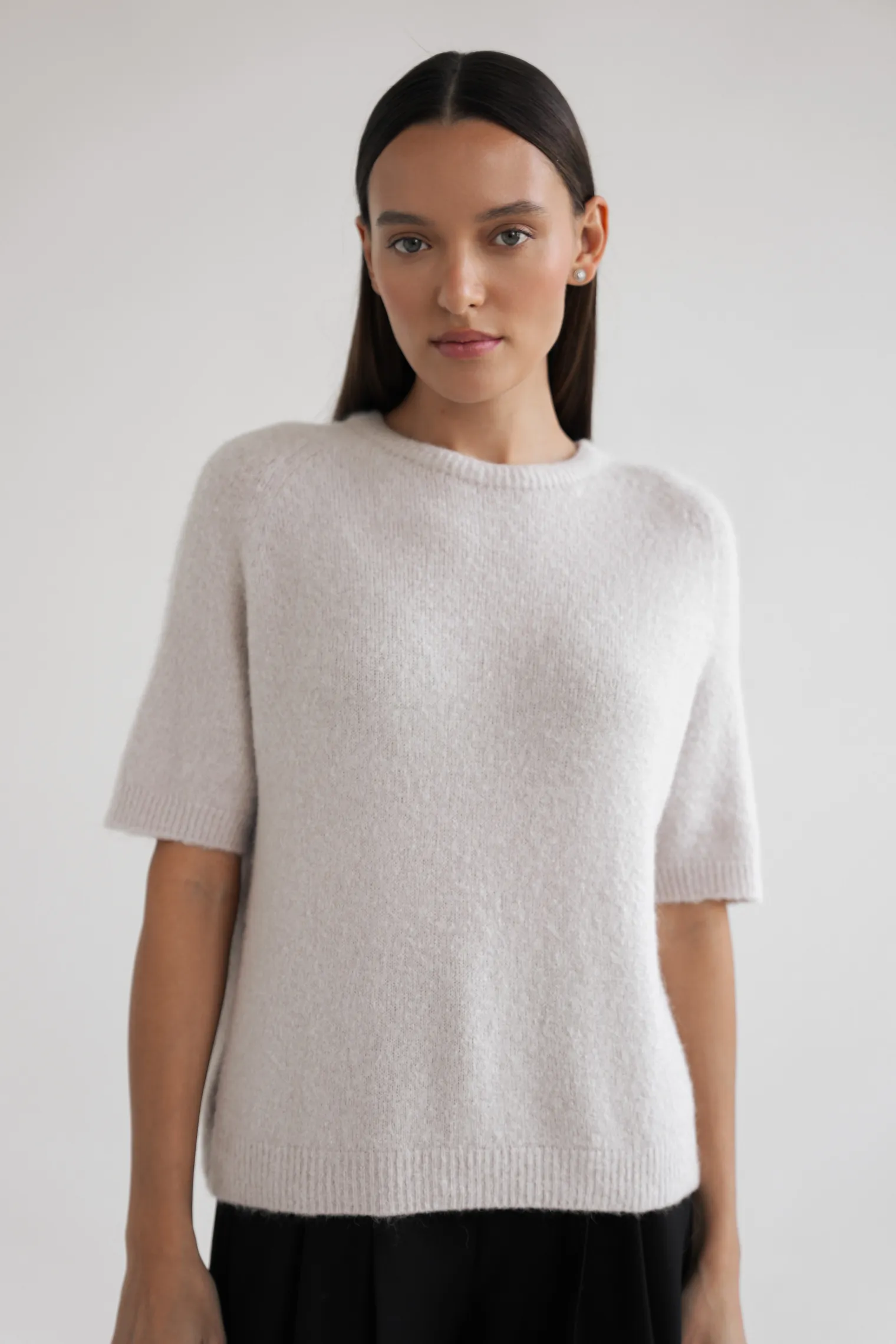 Пуловер мелкой вязки с низким воротником цвета льна фото 1