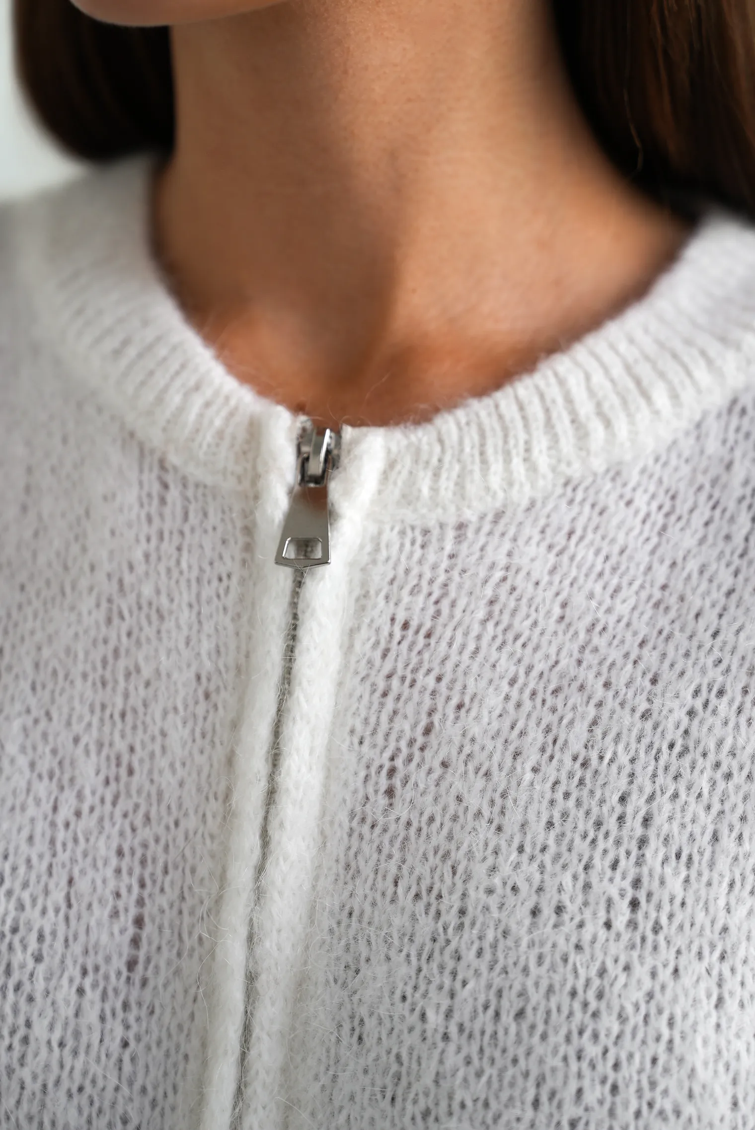 Кардиган крупной вязки из мохера на молнии молочного цвета фото 8